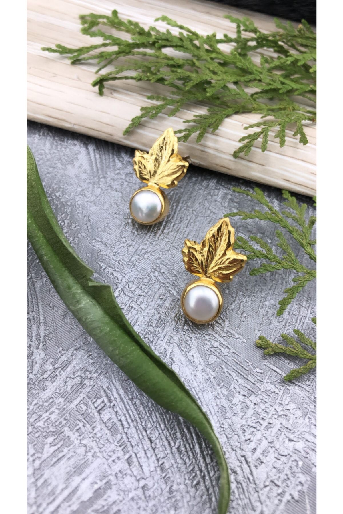 Joel Jewelry El Yapımı Inci Taşlı Geniş Yaprak Model Altın Kaplama Gümüş Küpe