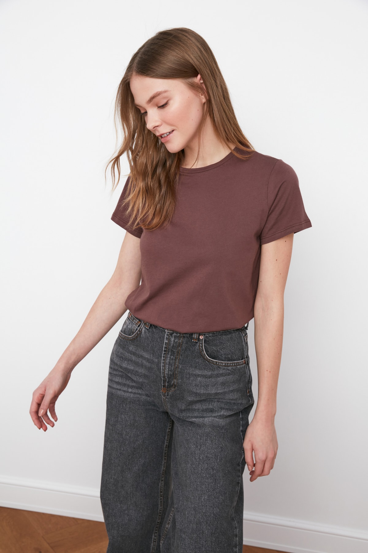 TRENDYOLMİLLA Kahverengi %100 Pamuk Süprem Bisiklet Yaka Basic Örme T-Shirt TWOSS20TS0133
