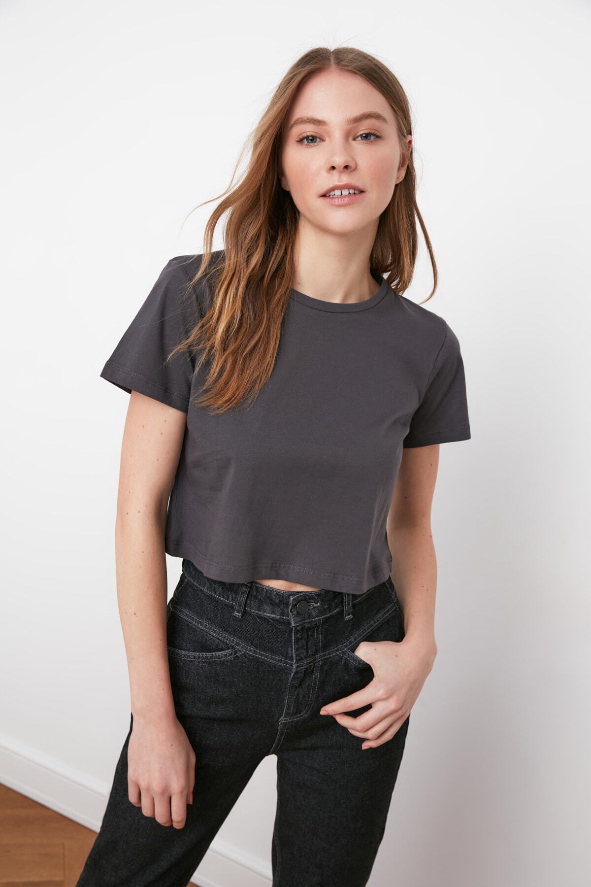 TRENDYOLMİLLA Antrasit %100 Pamuk Bisiklet Yaka Crop Örme T-Shirt TWOSS20TS0135