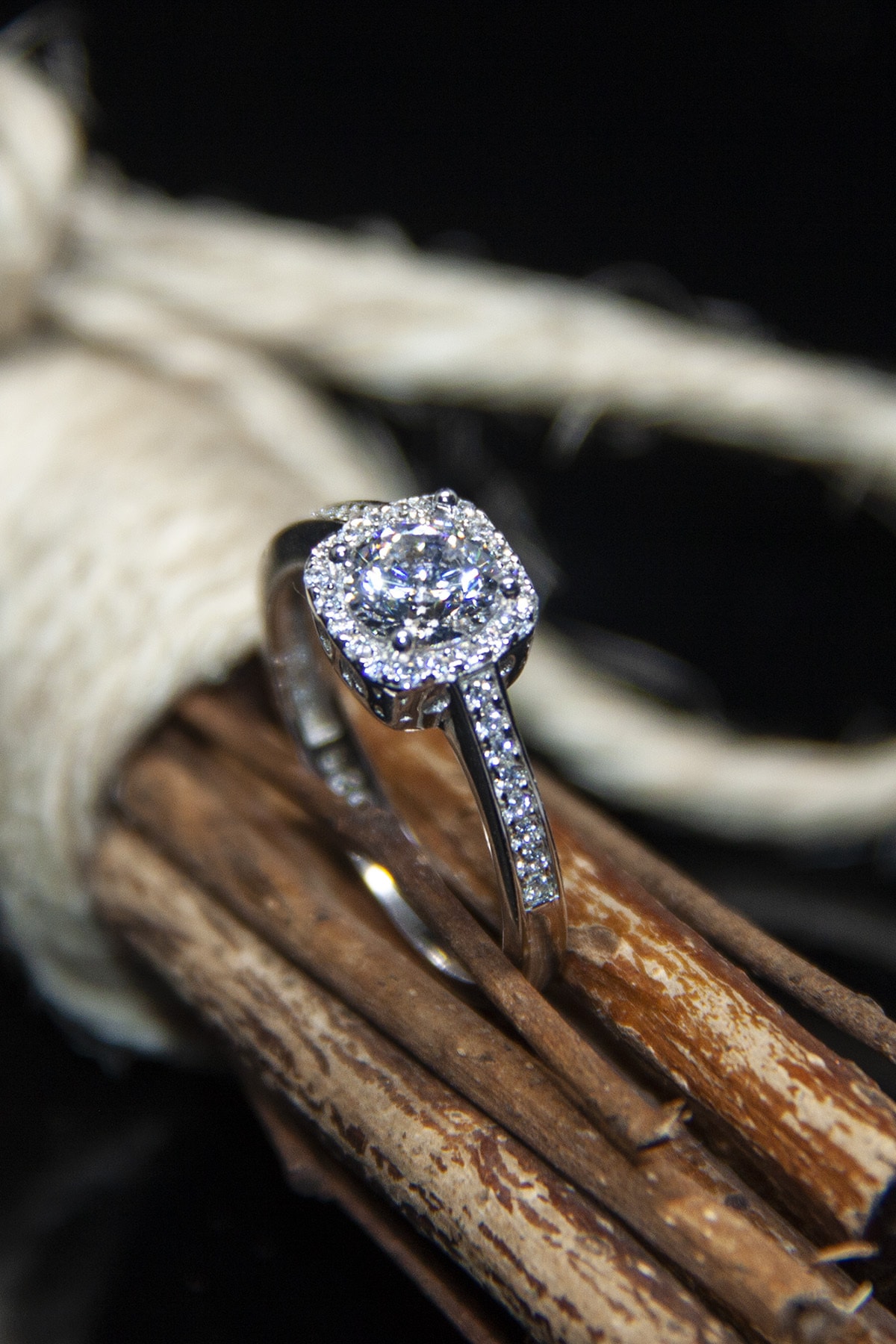Jewelry For Light Kadın Gümüş Zirkon Taşlı Kare Kasa, Ortası Yuvarlak Büyük Tektaş Yüzük 925 Ayar
