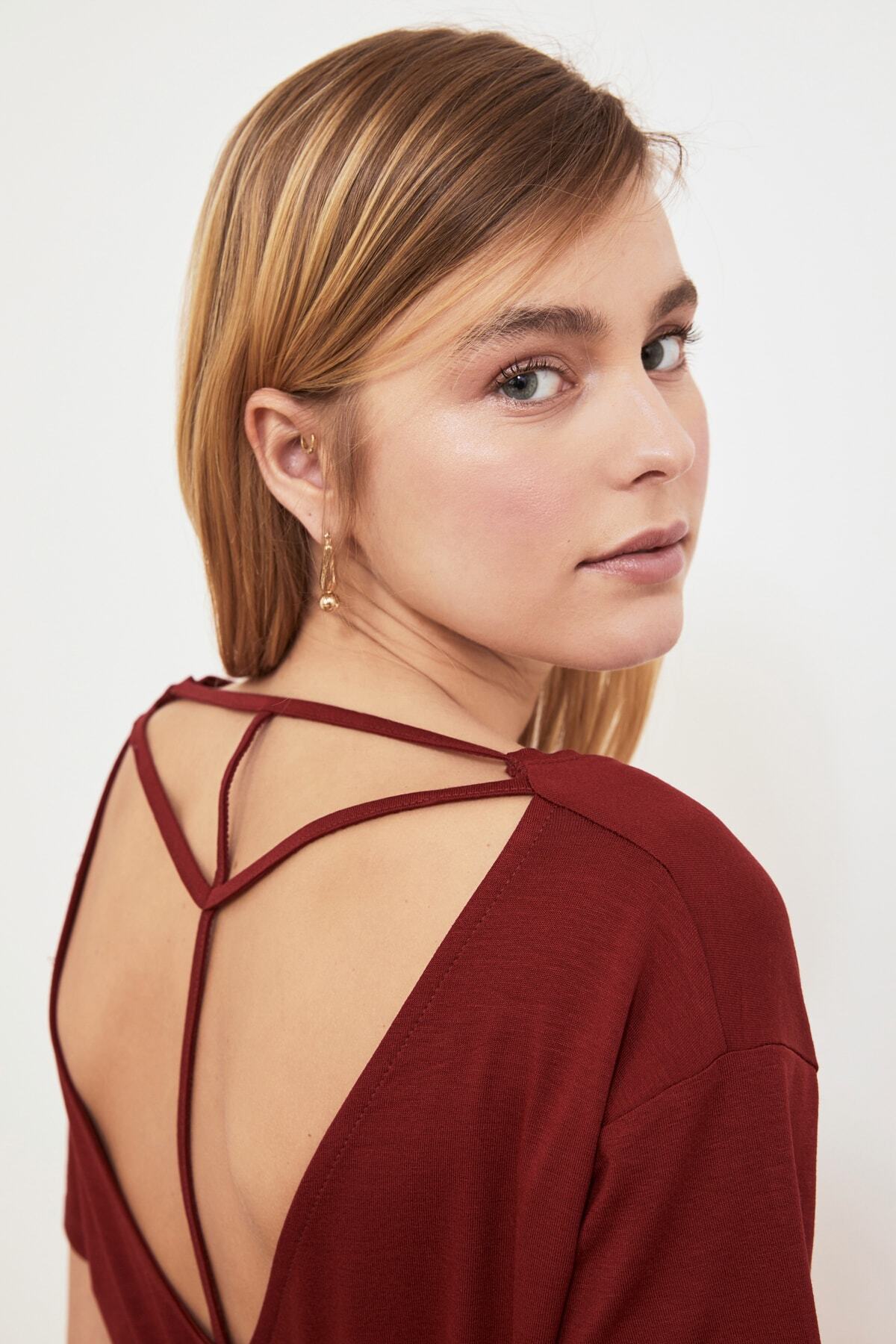 TRENDYOLMİLLA Bordo Sırt Detaylı Basic Örme T-Shirt TWOSS20TS0881