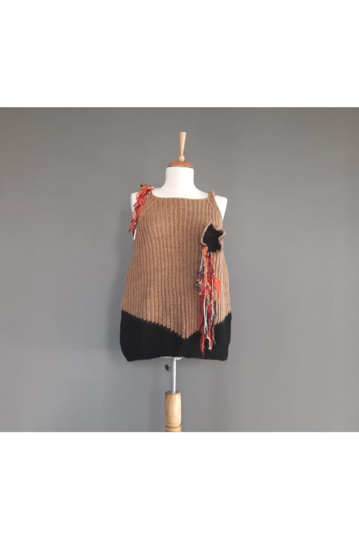 Hippybutik Kadın Sütlü Kahve Otantik Aksesuarlı Süveter