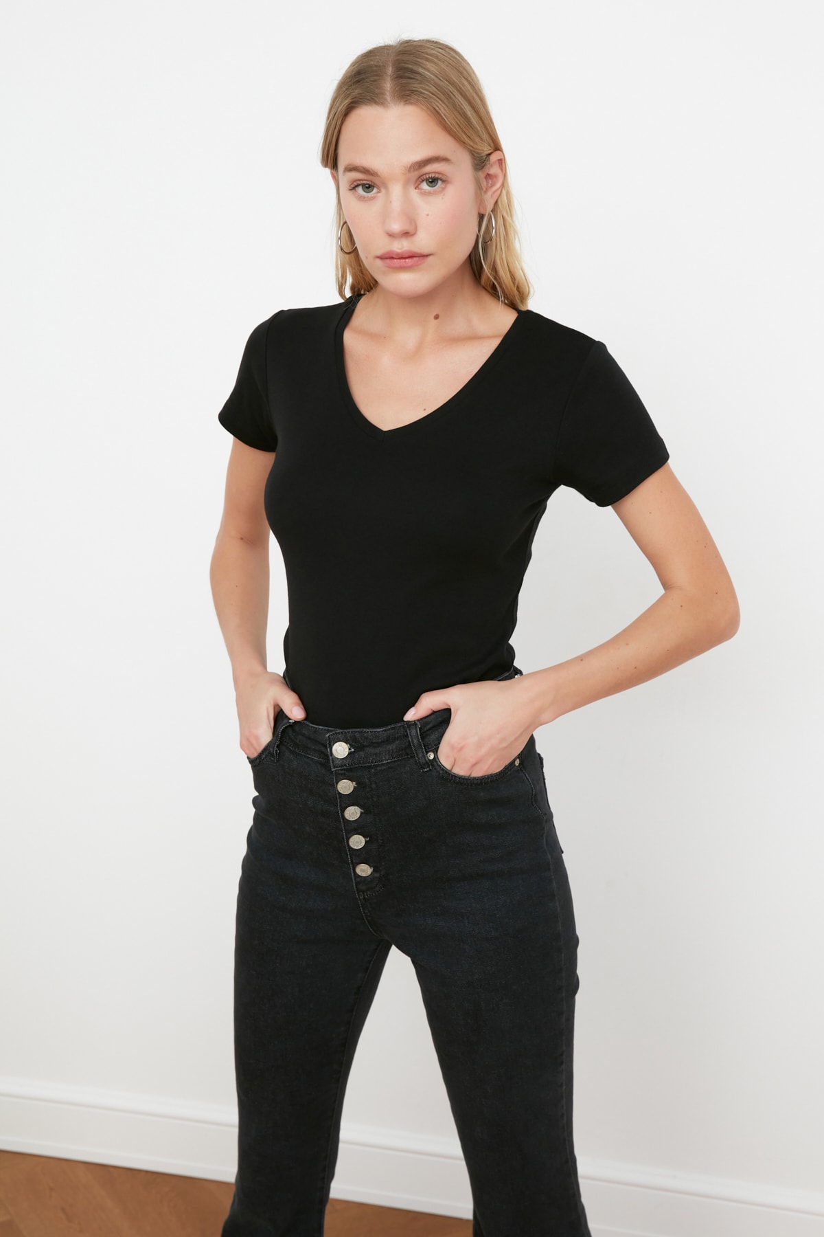 TRENDYOLMİLLA Siyah %100 Pamuk Ribana V Yaka Slimfit Örme T-Shirt TWOSS20TS0130