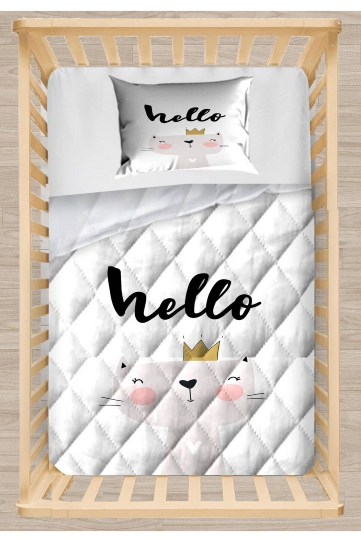 Osso Halı Beyaz Hello Taçlı Prens Kedi Kapitoneli 3d Desenli Bebek Yorgan Uyku Seti