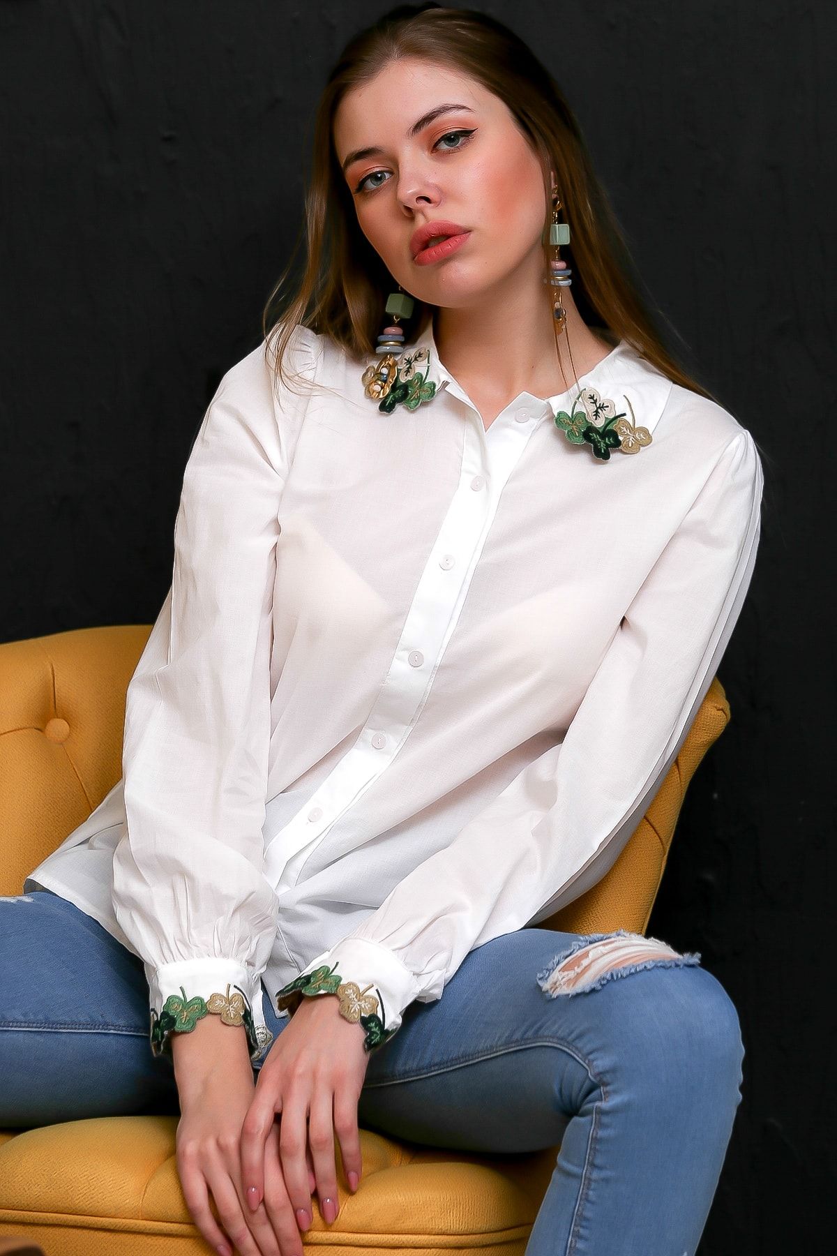 Chiccy Kadın Beyaz Yonca Nakışlı Yaka Ve Kol Ucu Detaylı Dokuma Gömlek M10010400GM99464