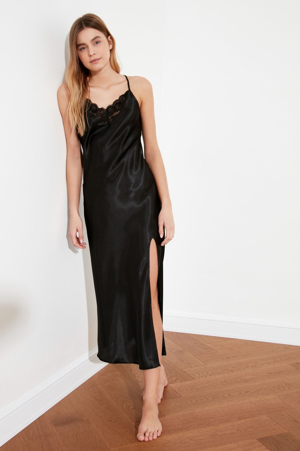 TRENDYOLMİLLA Siyah Dantelli Saten  Gecelik THMSS21GC0004