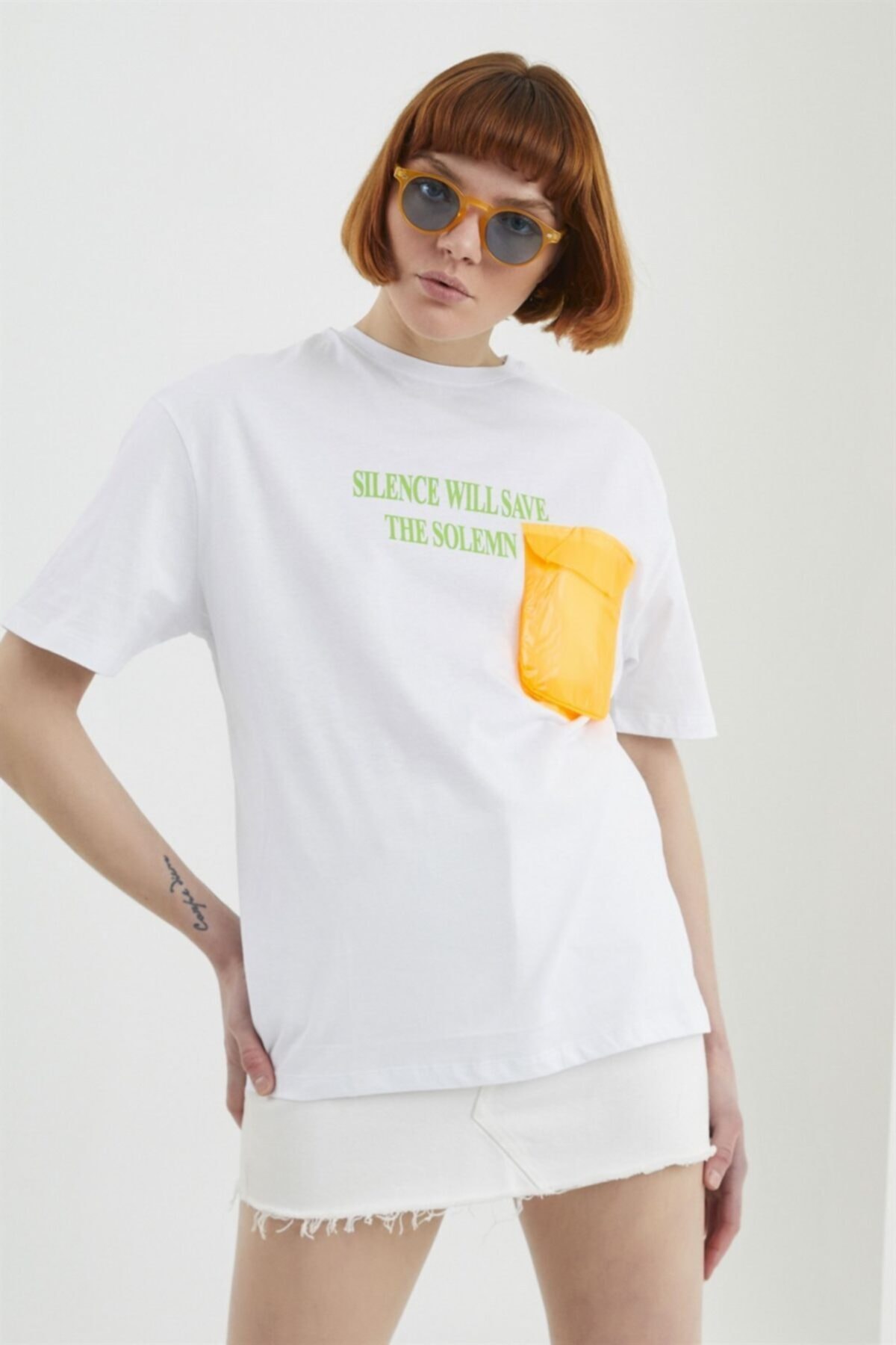 Z GİYİM Kadın Beyaz Neon Cepli Baskılı Oversize Tişört