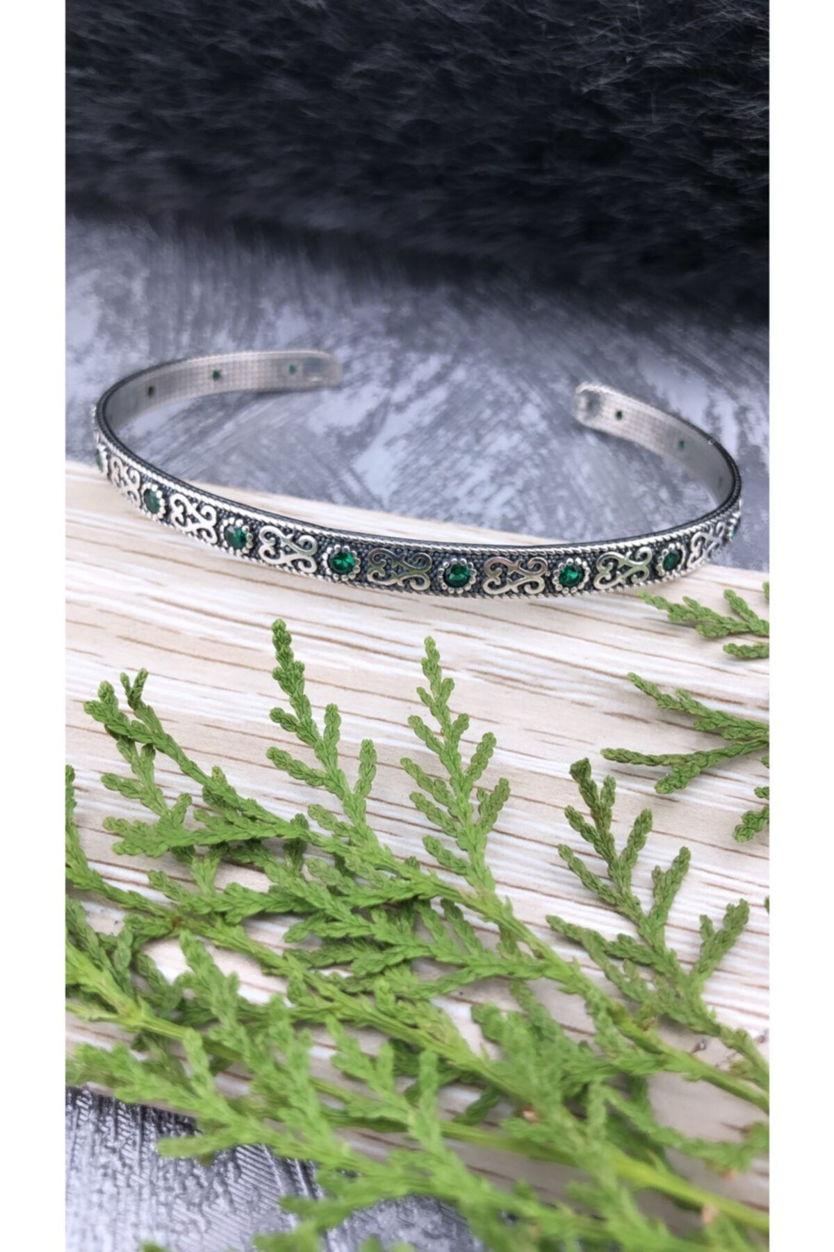 Joel Jewelry Kadın Zümrüt Taşlı Oksitli Bohem Tarz 925 Ayar Gümüş Kelepçe Bileklik