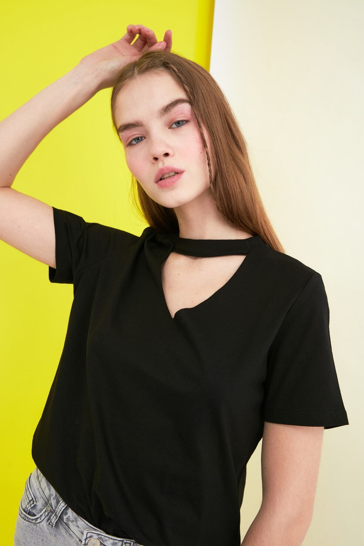 TRENDYOLMİLLA Siyah Choker Yaka Basic Örme T-Shirt TWOSS20TS0466