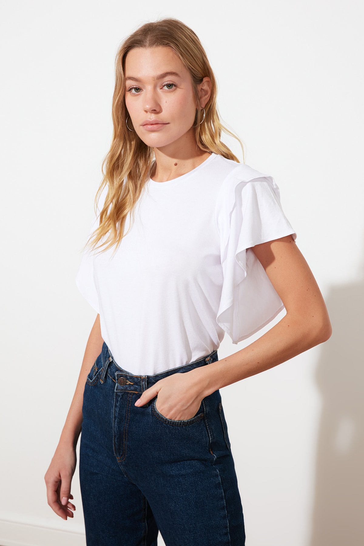 TRENDYOLMİLLA Beyaz Volan Detaylı Basic Örme T-Shirt TWOSS21TS0666