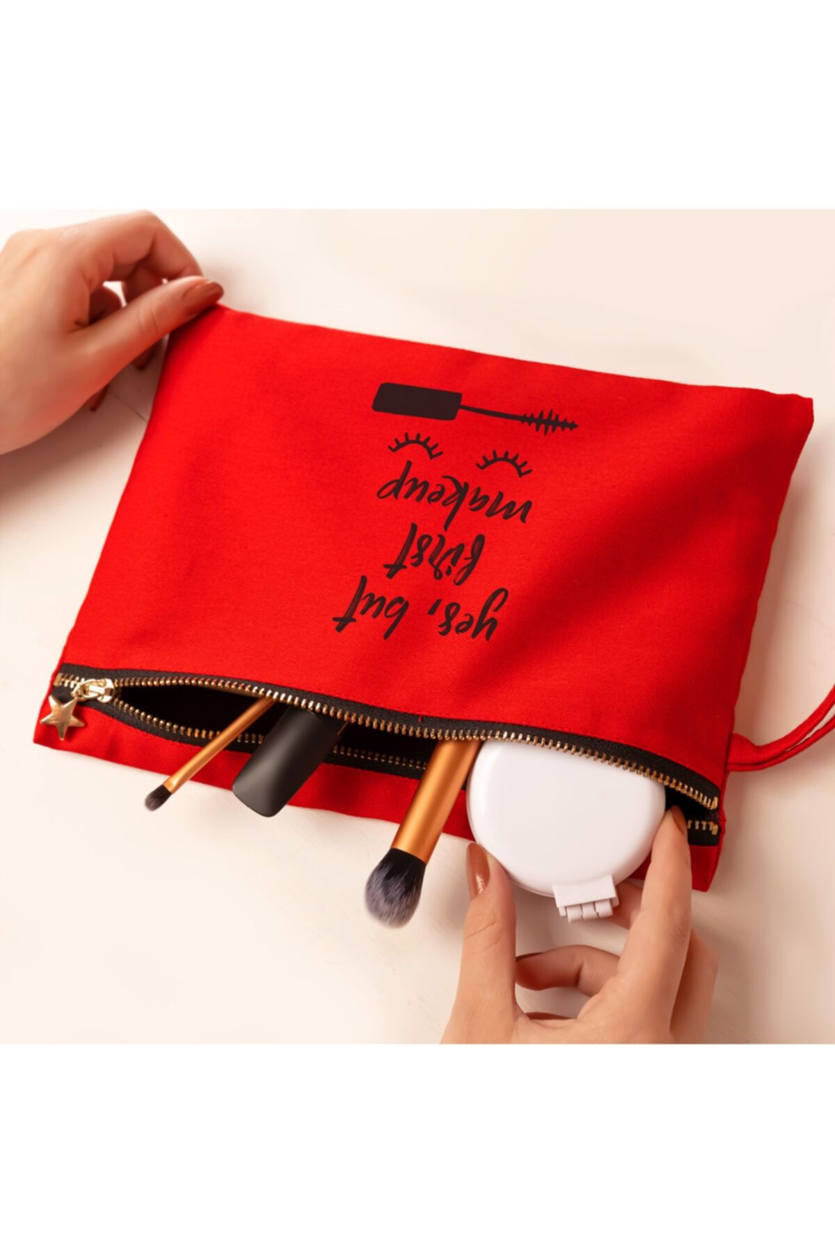 Hediyesepeti Kırmızı Renk Yes, But First Makeup İsim Yazılı Kanvas Makyaj Çantası