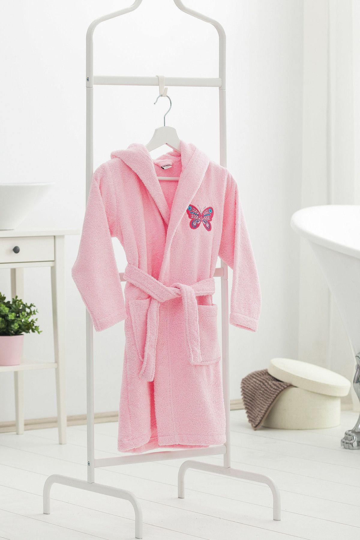lc waikiki kiz cocuk bornoz 6 8 7yb934z4 fiyati yorumlari trendyol