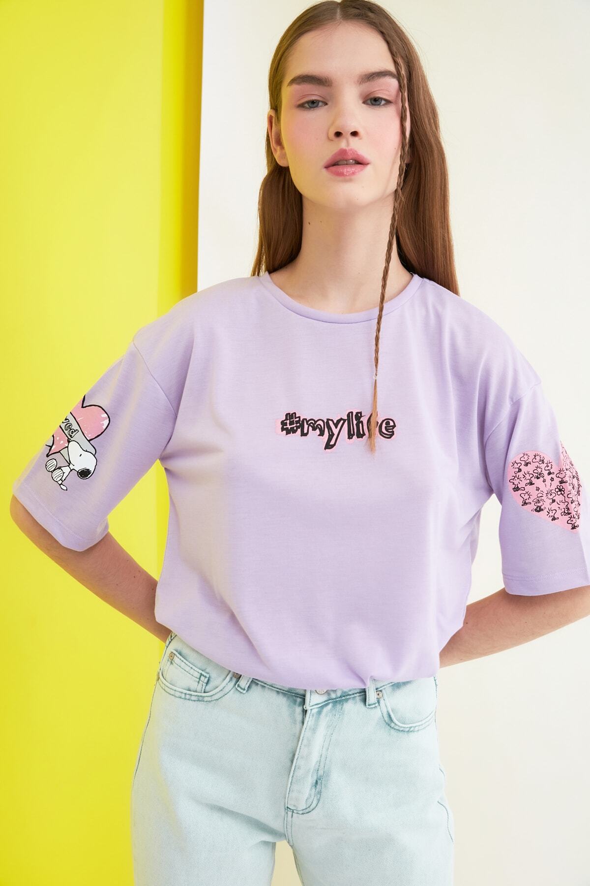 TRENDYOLMİLLA Lila Lisanslı Snoopy Baskılı Loose Örme T-Shirt TWOSS21TS0035