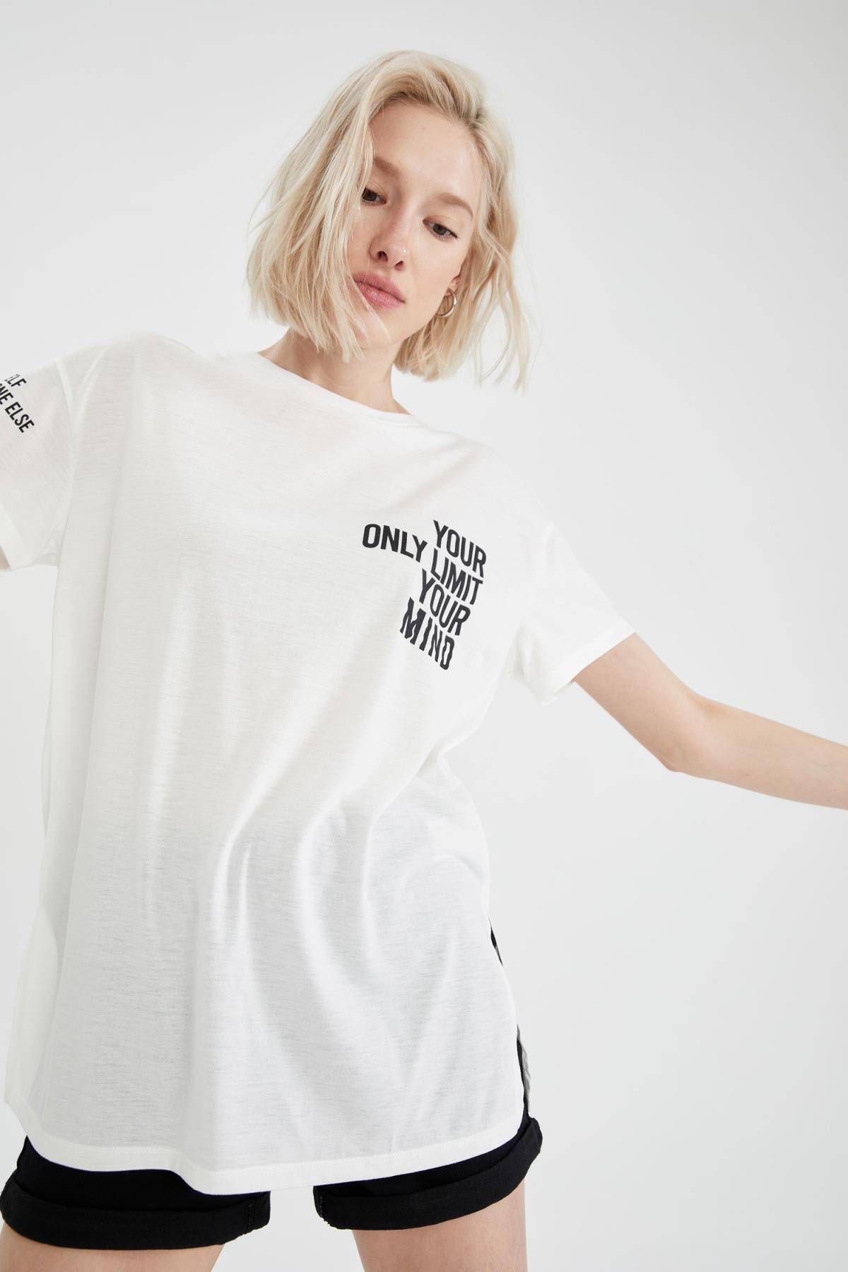 DeFacto Slogan Baskılı Oversize Fit Yırtmaç Detaylı Kısa Ko Tişört Tunik