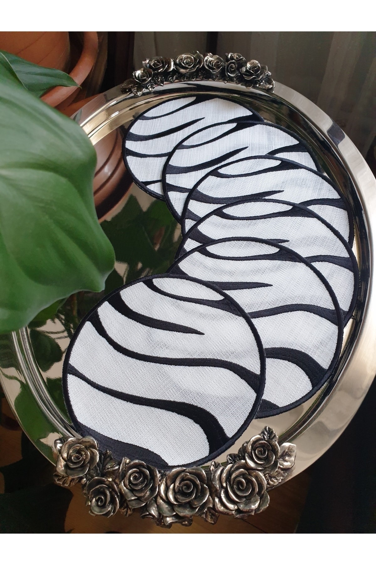 Tanem Home Zebra Desen Nakışlı Gardenya Keten Kumaş Kokteyl Peçetesi, Bardak Altlığı 6'lı Set
