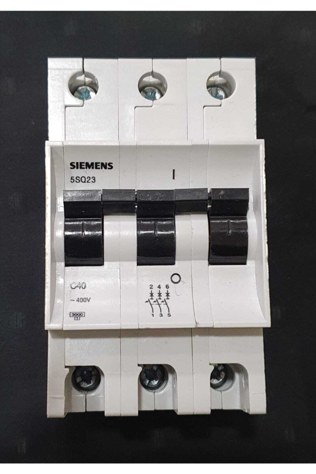 Siemens 5sq2370-2ya40 40a, 3 Fazlı, Anahtarlı Otomatik Sigorta, 3ka, C Tipi, Yavaş Karakterli