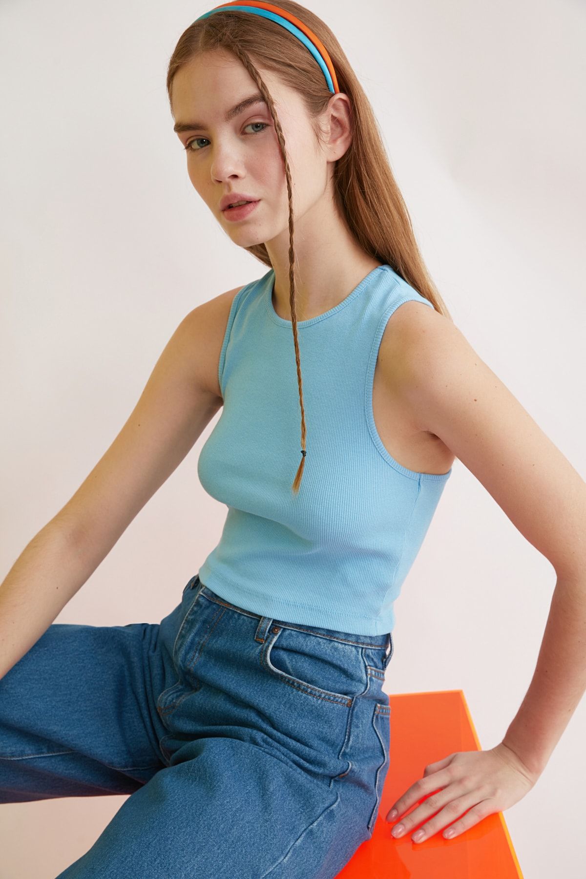 TRENDYOLMİLLA Mavi Halter Yaka Fitilli Crop Örme Atlet TWOSS21AL0017
