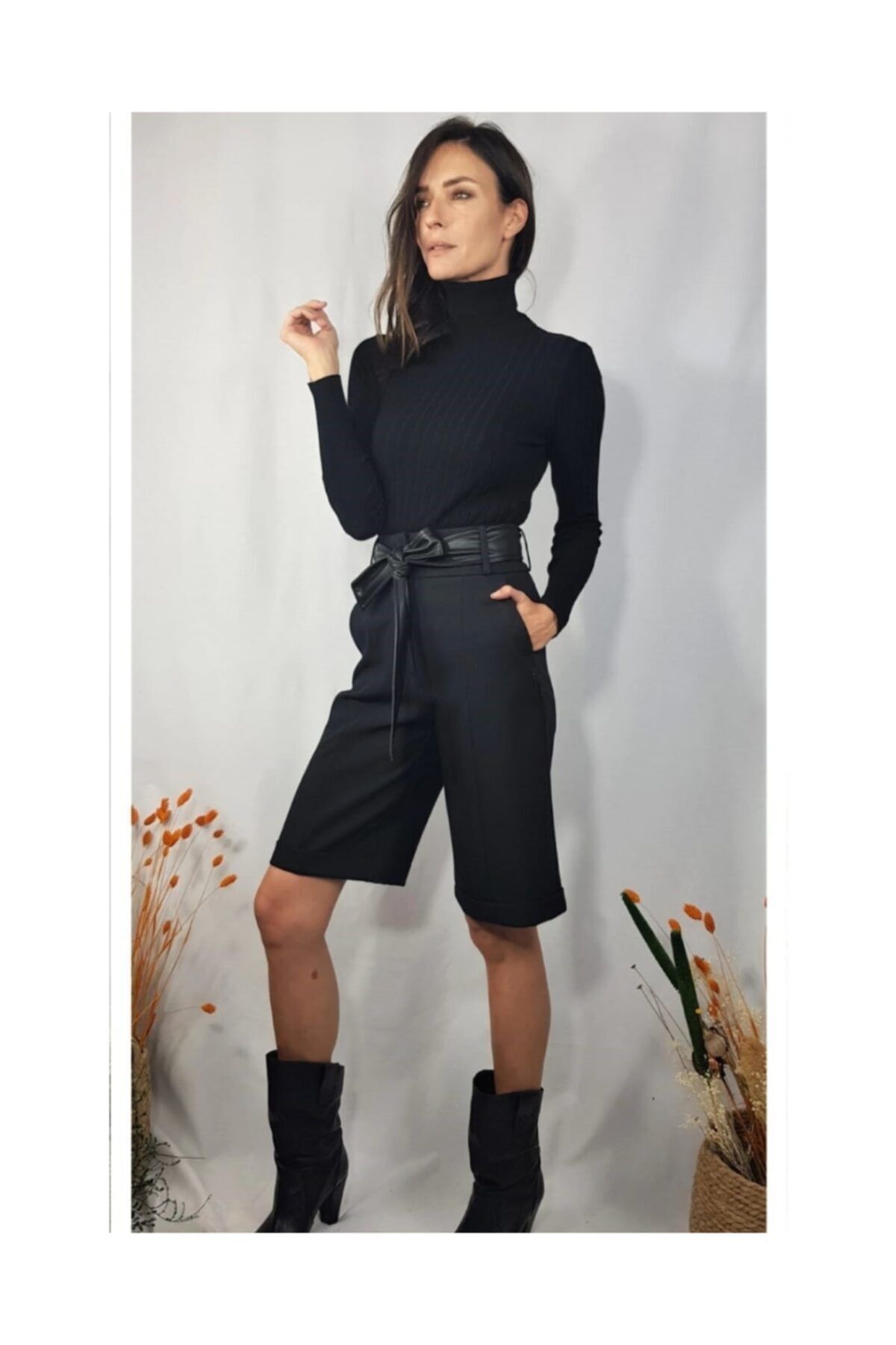 Yesim Palanduz Boutique Kadın Siyah Kulplu Kuşaklı Bermuda Şort