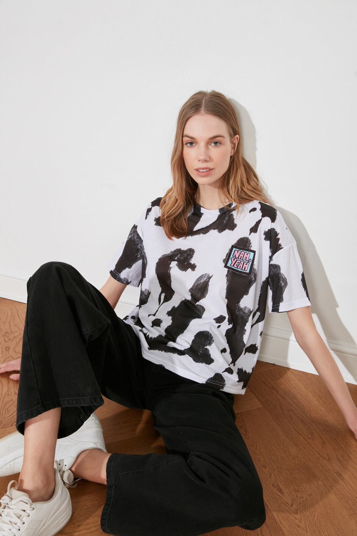 TRENDYOLMİLLA Beyaz Baskı Detaylı Örme T-Shirt TWOSS20TS0787