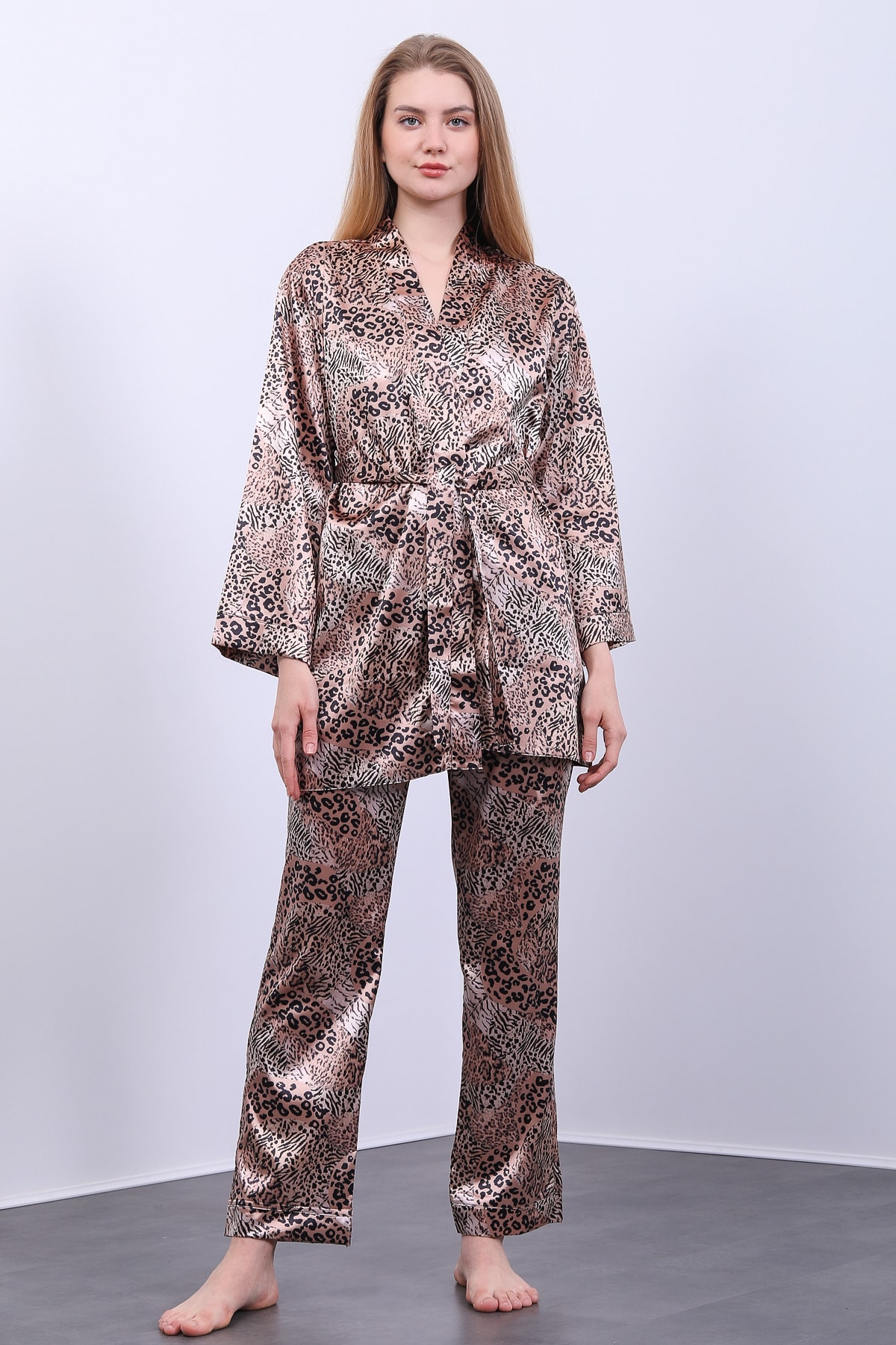BESİMMA Leopar Desenli Ipeksi Saten Büstiyer ve Sabahlık