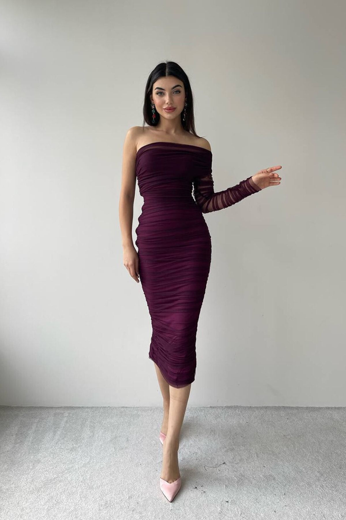 Cold shoulder asymmetric ruched midaxi dress in dark deals red