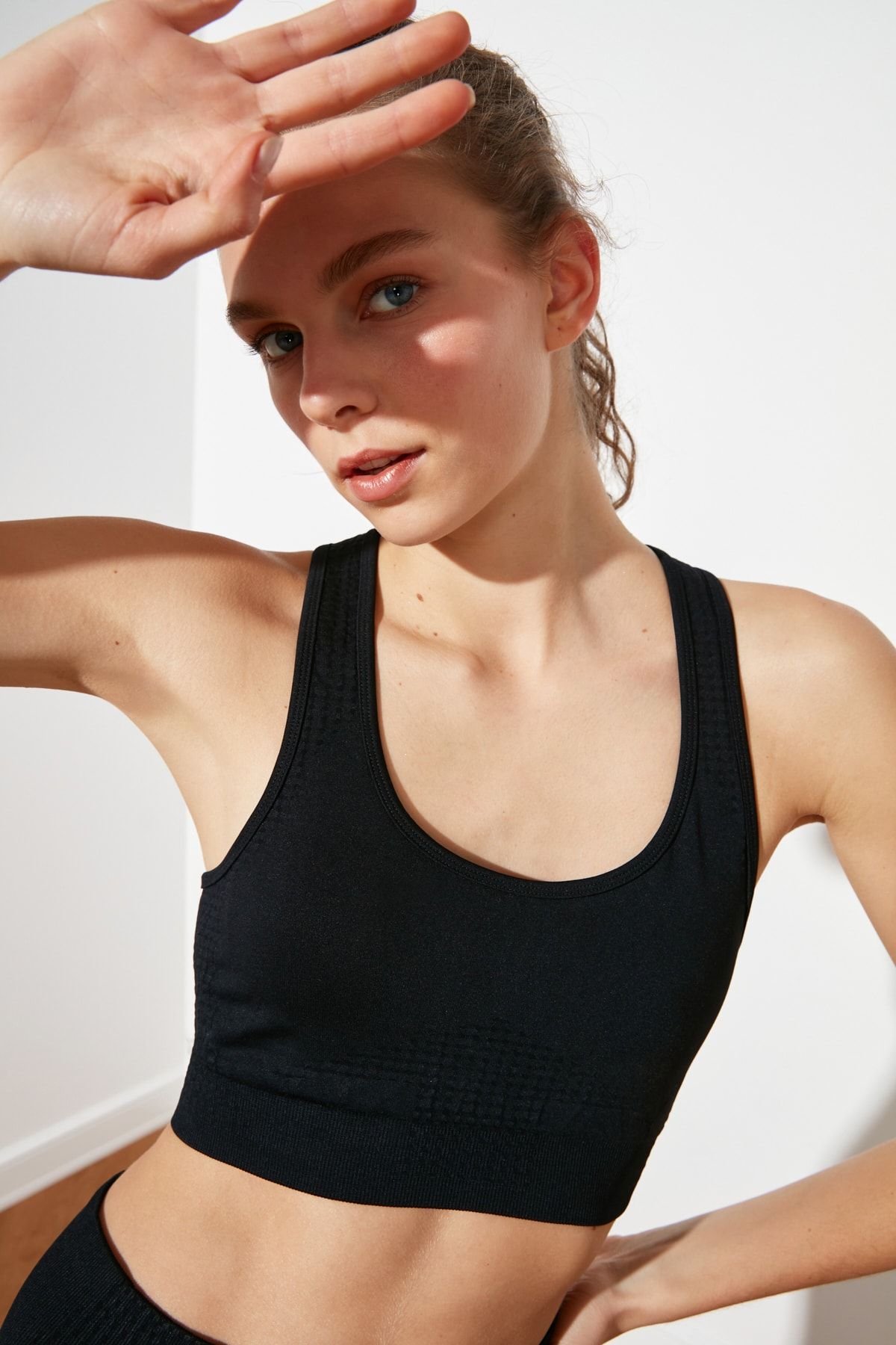 TRENDYOLMİLLA Siyah Destekli Seamless Spor Sütyeni TWOSS21SS0009