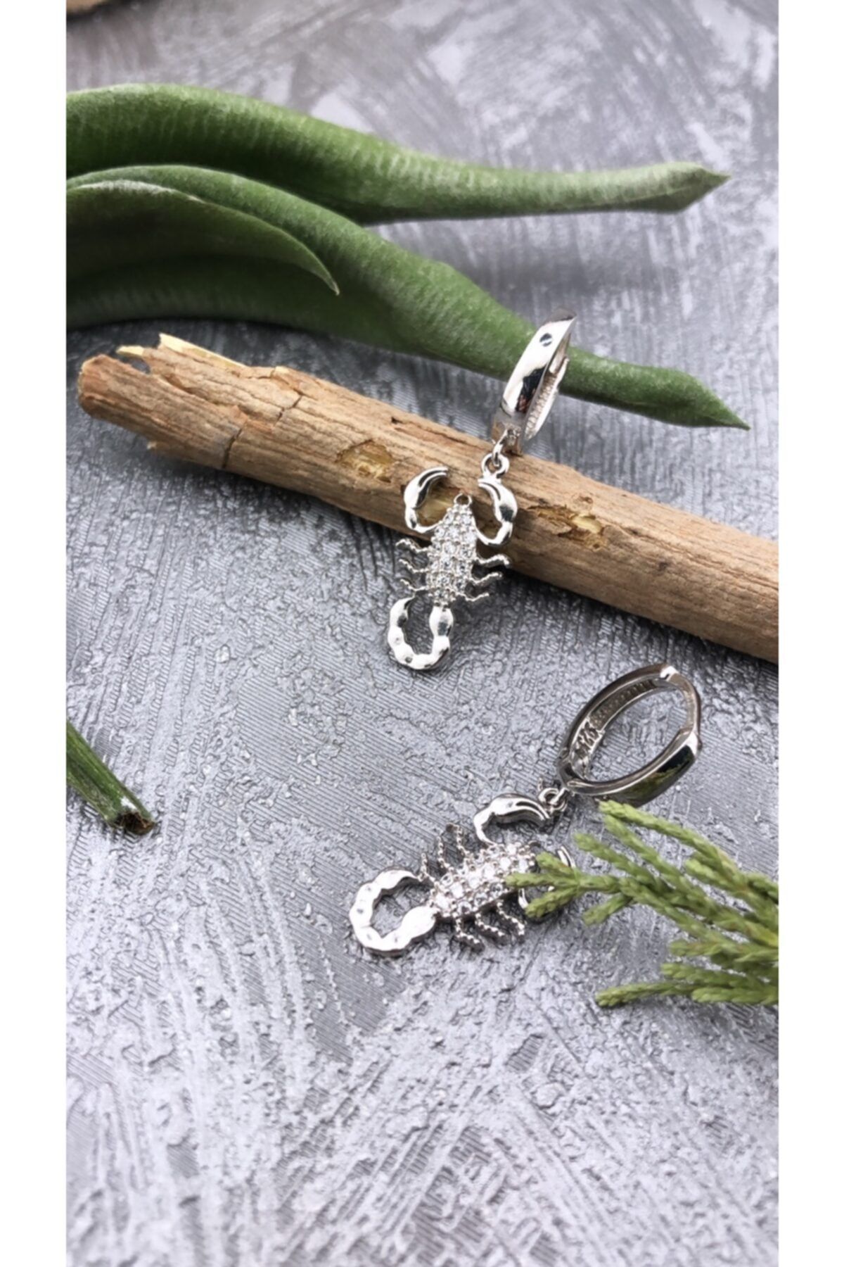 Joel Jewelry Zirkon Taşlı Rodyum Kaplamalı Akrepli Sallantılı Gümüş Küpe