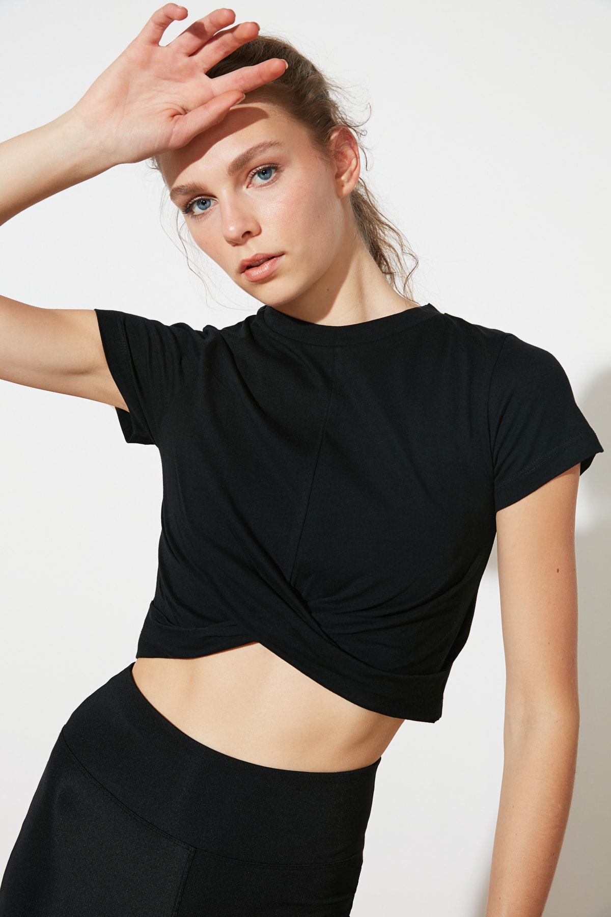 TRENDYOLMİLLA Siyah Crop Spor T-Shirt TWOAW21TS0241