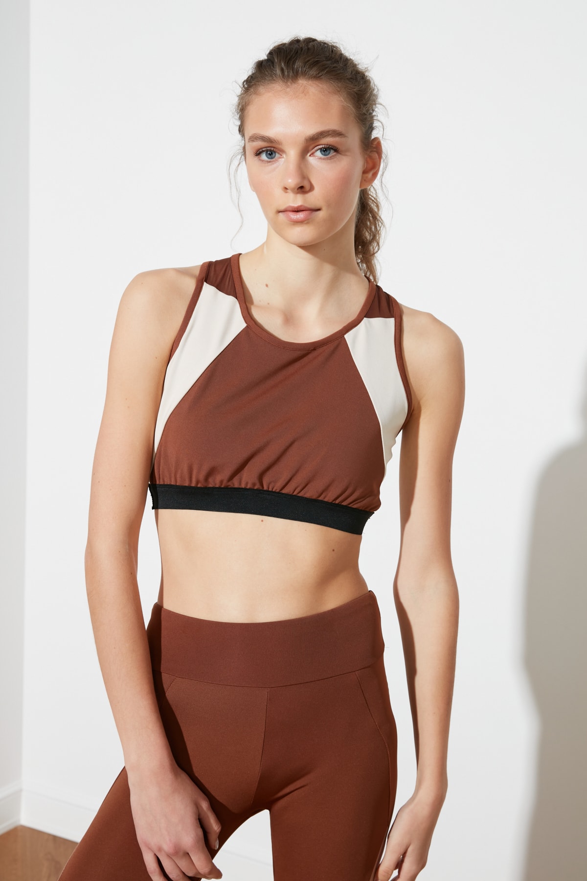 TRENDYOLMİLLA Kahverengi Destekli Tül Detaylı Spor Sütyeni TWOSS20SS0019