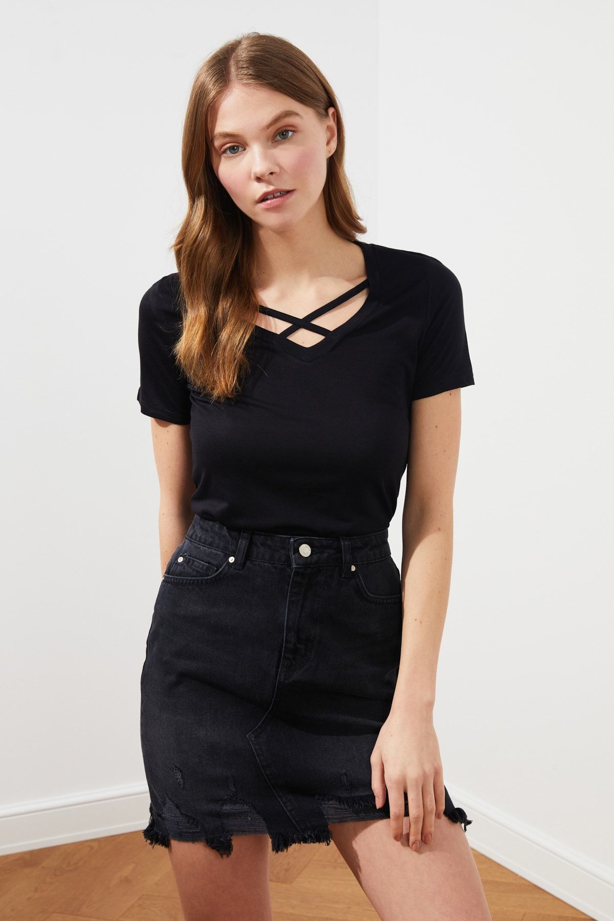 TRENDYOLMİLLA Siyah Çapraz İp Detaylı Örme T-Shirt TWOSS21TS0988