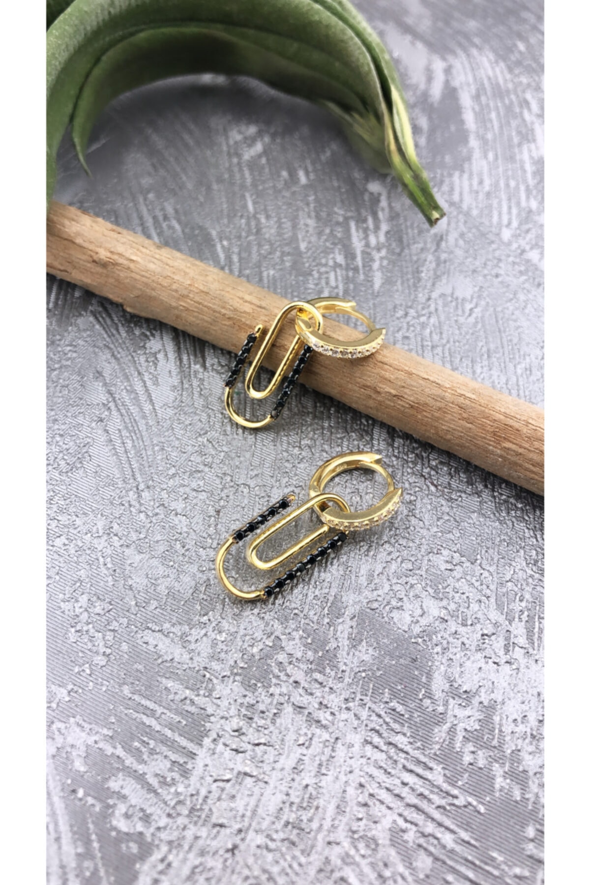 Joel Jewelry Beyaz Ve Siyah Zirkon Taşlı Altın Kaplamalı Gümüş Küpe