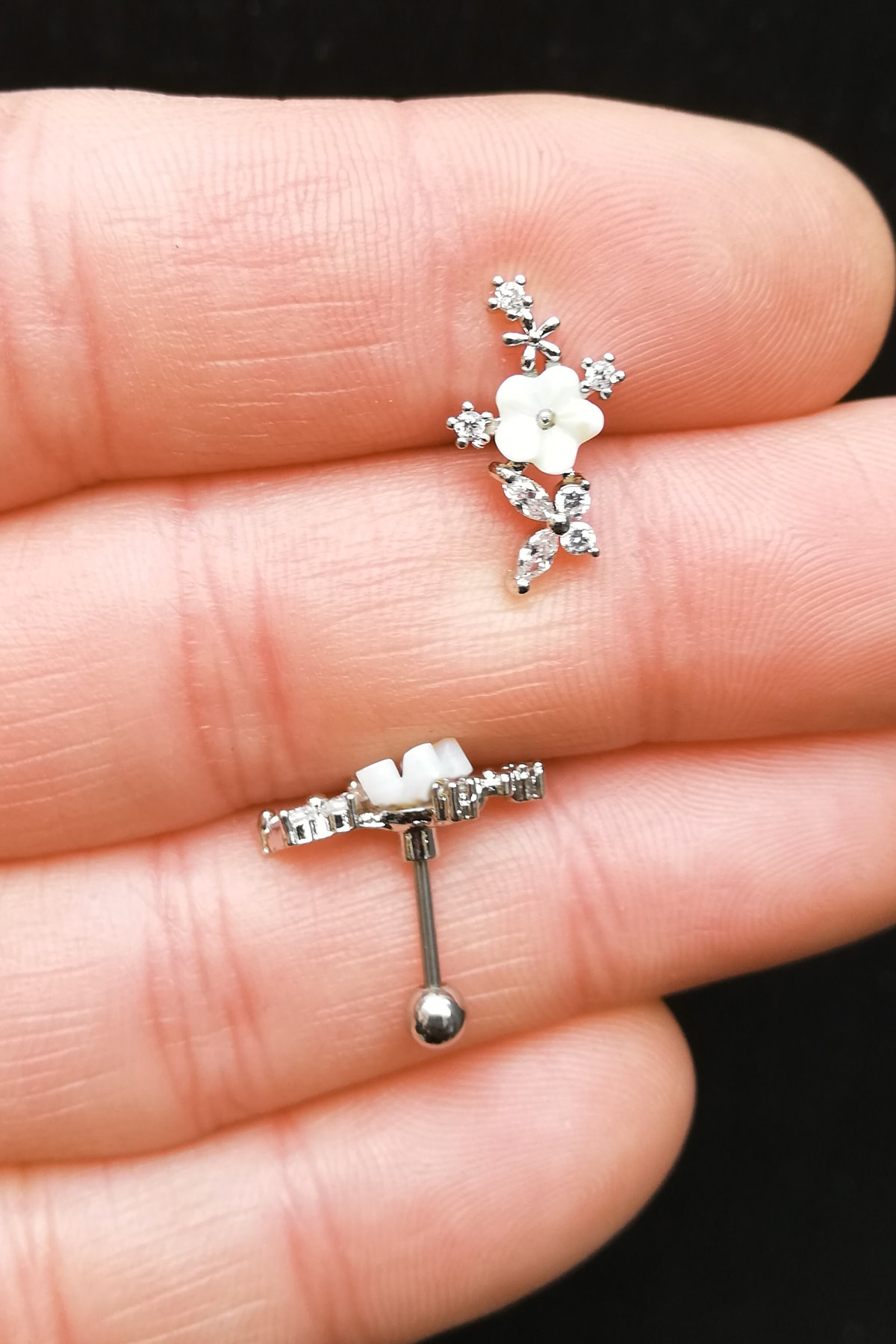 Salyangoz Company Kadın Gümüş Titanyum Kıkırdak Sedef Çiçek Alt Kelebek Desenli Piercing