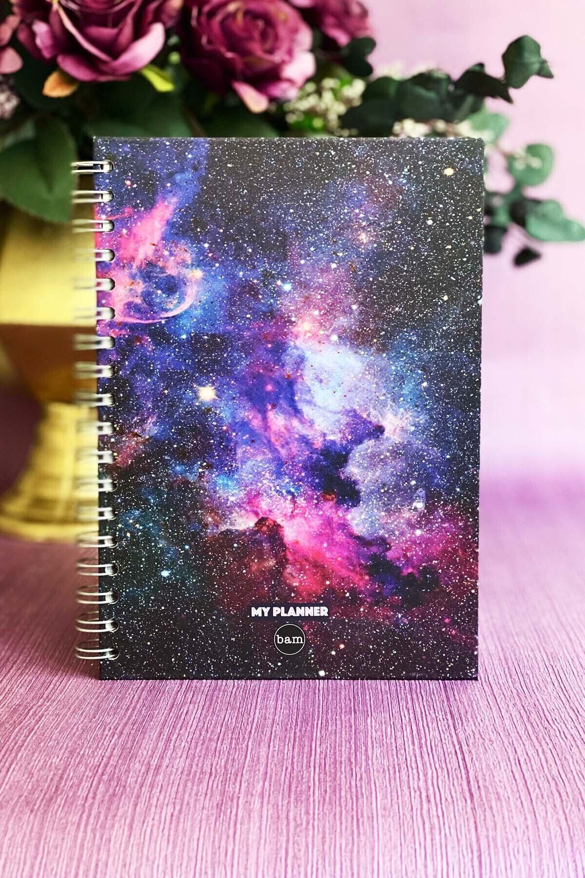 Patladı Gitti Space Tasarımlı Spiralli Sticker'lı Tarihsiz Konuşan Ajanda Haftalık Planlayıcı Defter