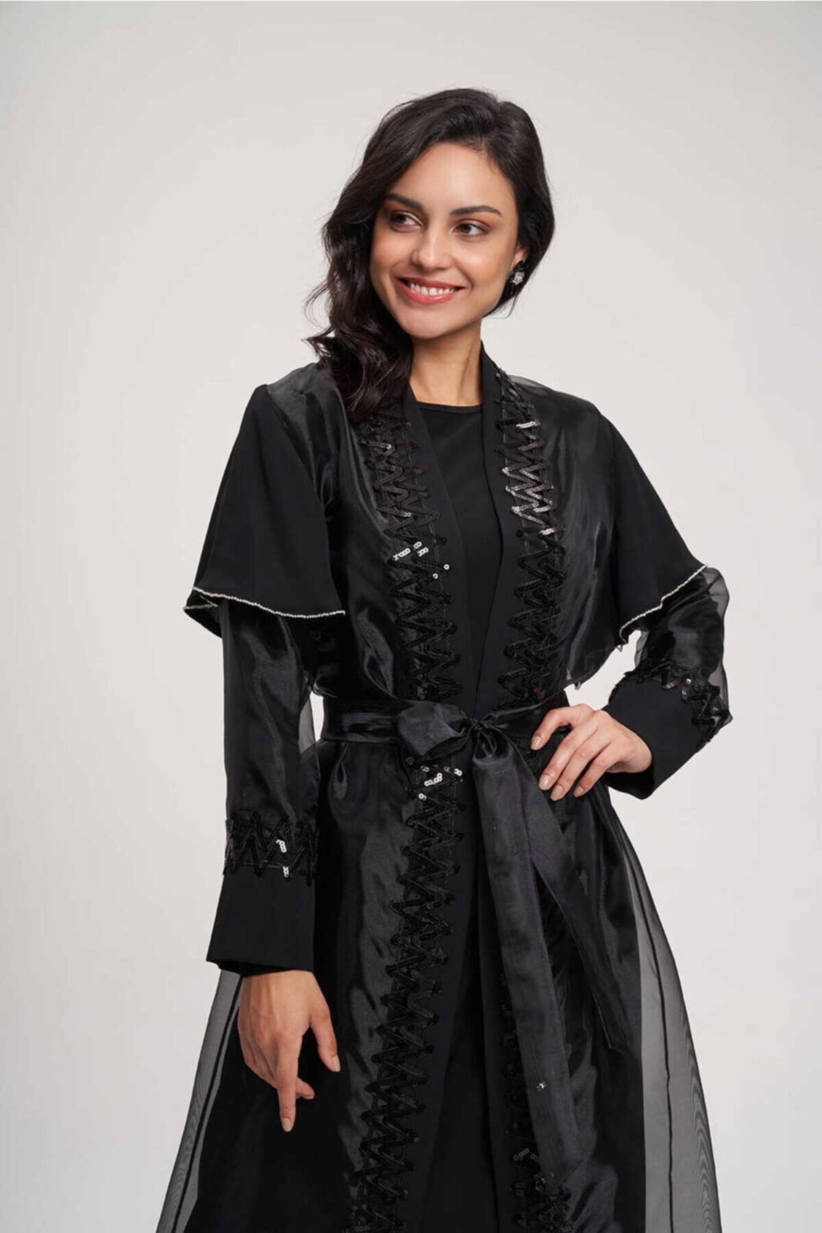 Orhan Taş Ve Zigzag Şerit Detaylı Organze Abaya Siyah