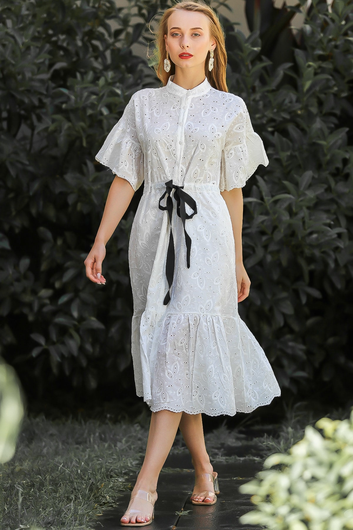 Kadın Beyaz Vintage Fisto Kumaş Kuşaklı Düğme Detay Etek Ucu Fırfır Astarlı Elbise M10160000EL96448