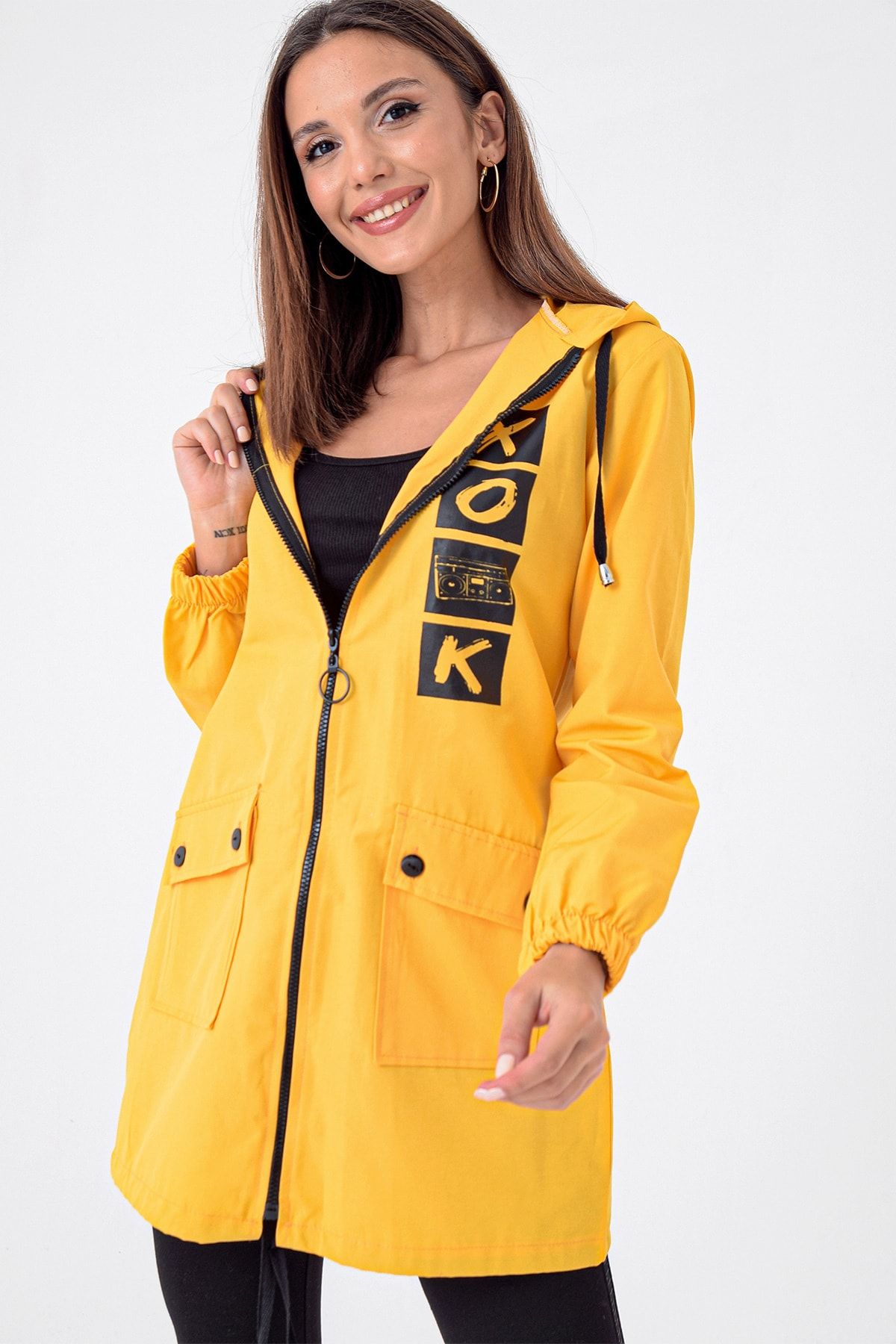 By Saygı Kadın Sarı Kapüşonlu Ön Arka Baskılı Torba Cepli Trençkot S-21K0250008