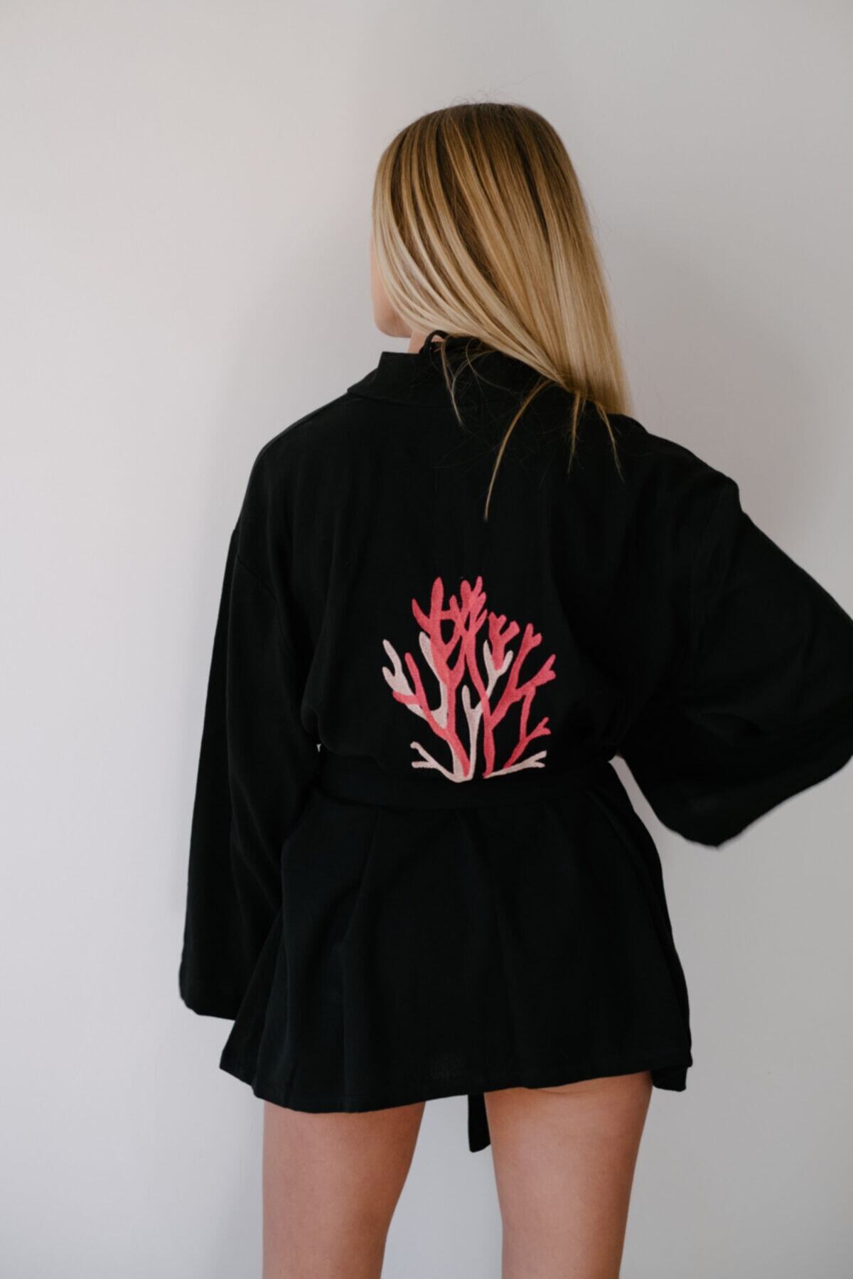 Pambuck Palma Sırtı Mercan Nakışlı Kısa Siyah Kimono,%100 Organik Pamuk