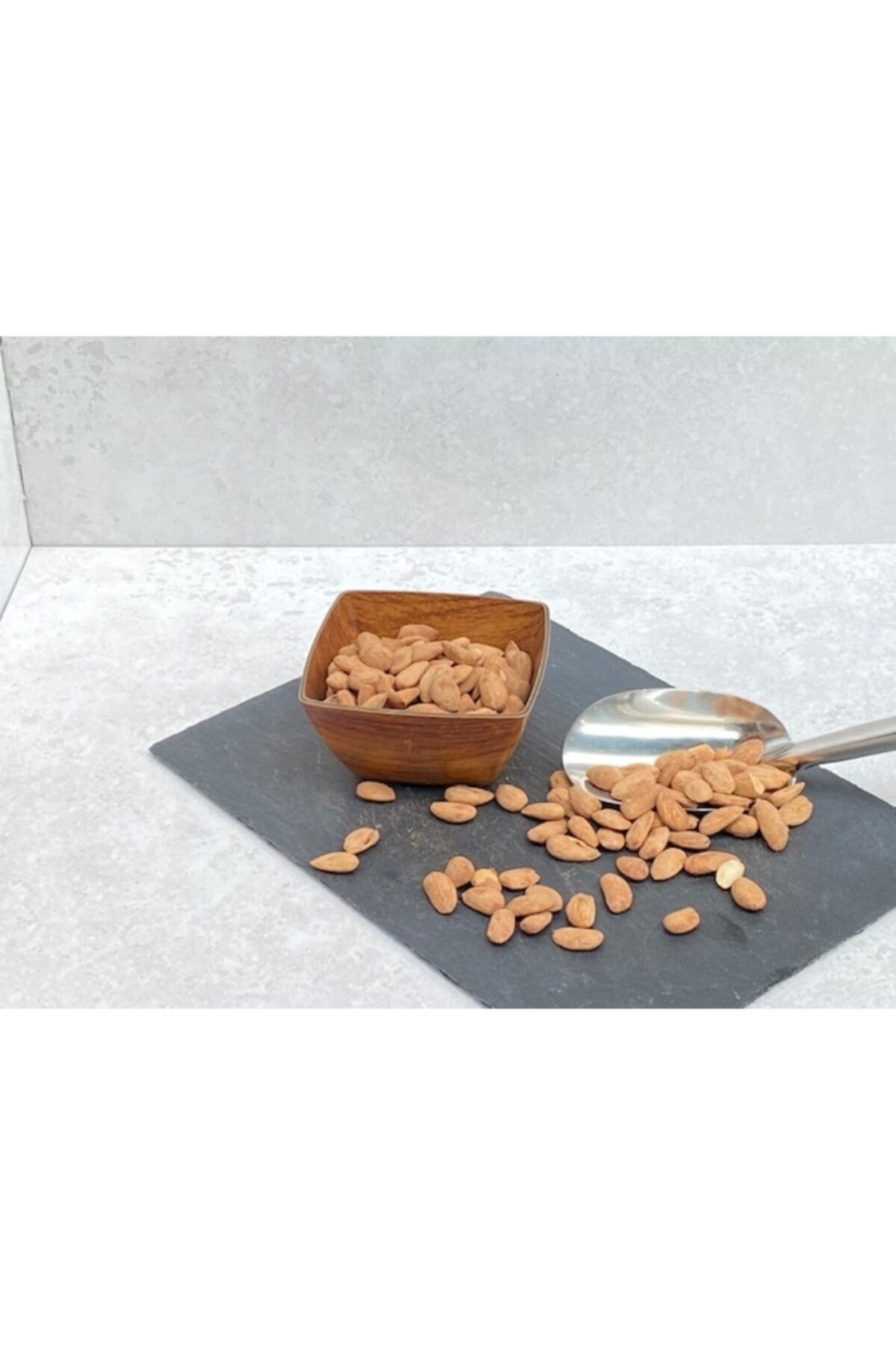 BİZİM BAHARAT Kavrulmuş Tuzlu Badem 500 Gram