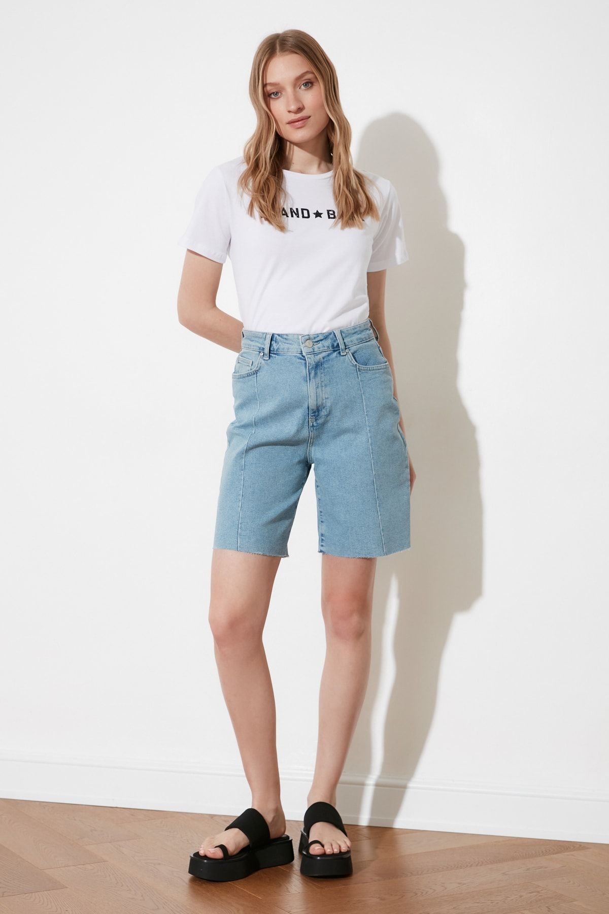 TRENDYOLMİLLA Mavi Dikiş Detaylı Denim Şort  TWOSS20SR0322