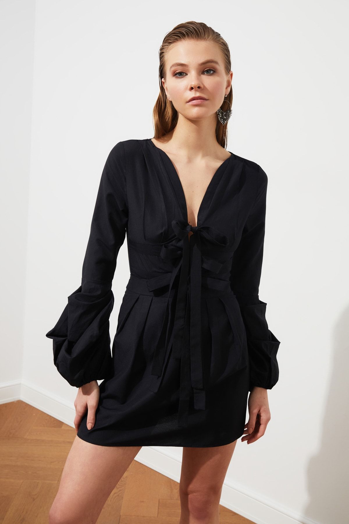 TRENDYOLMİLLA Siyah Bağlama Detaylı Poplin Body TPRSS21BD0024
