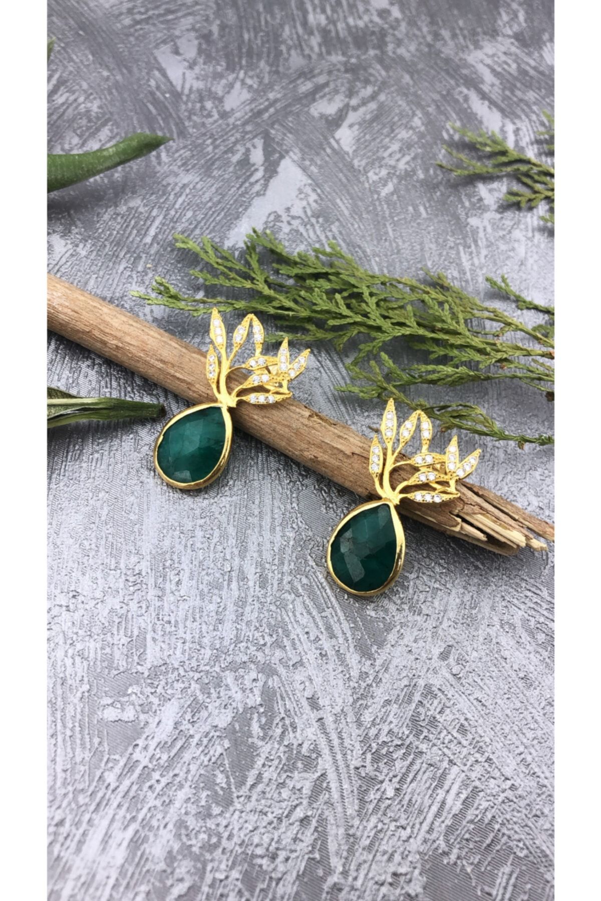 Joel Jewelry Zümrüt Taşlı Altın Kaplamalı Tasarım Gümüş Küpe