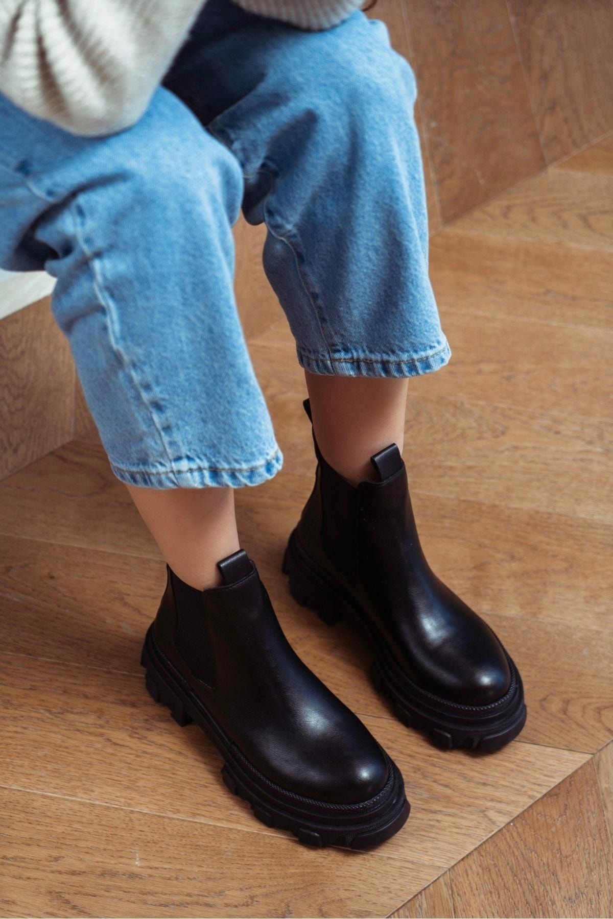 Flat rubber hot sale sole boots