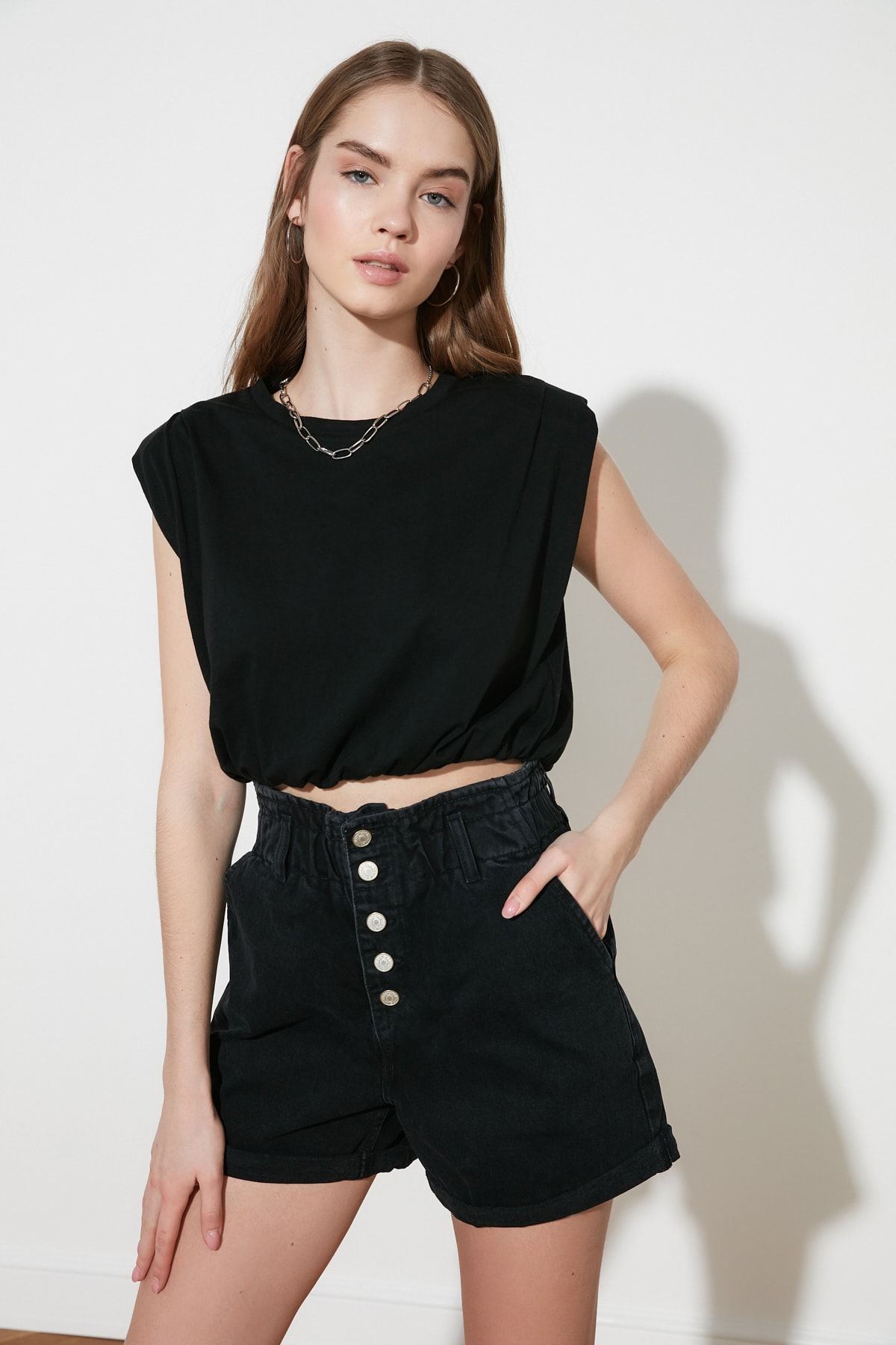 TRENDYOLMİLLA Siyah Önden Düğmeli Denim Şort TWOSS20SR0319