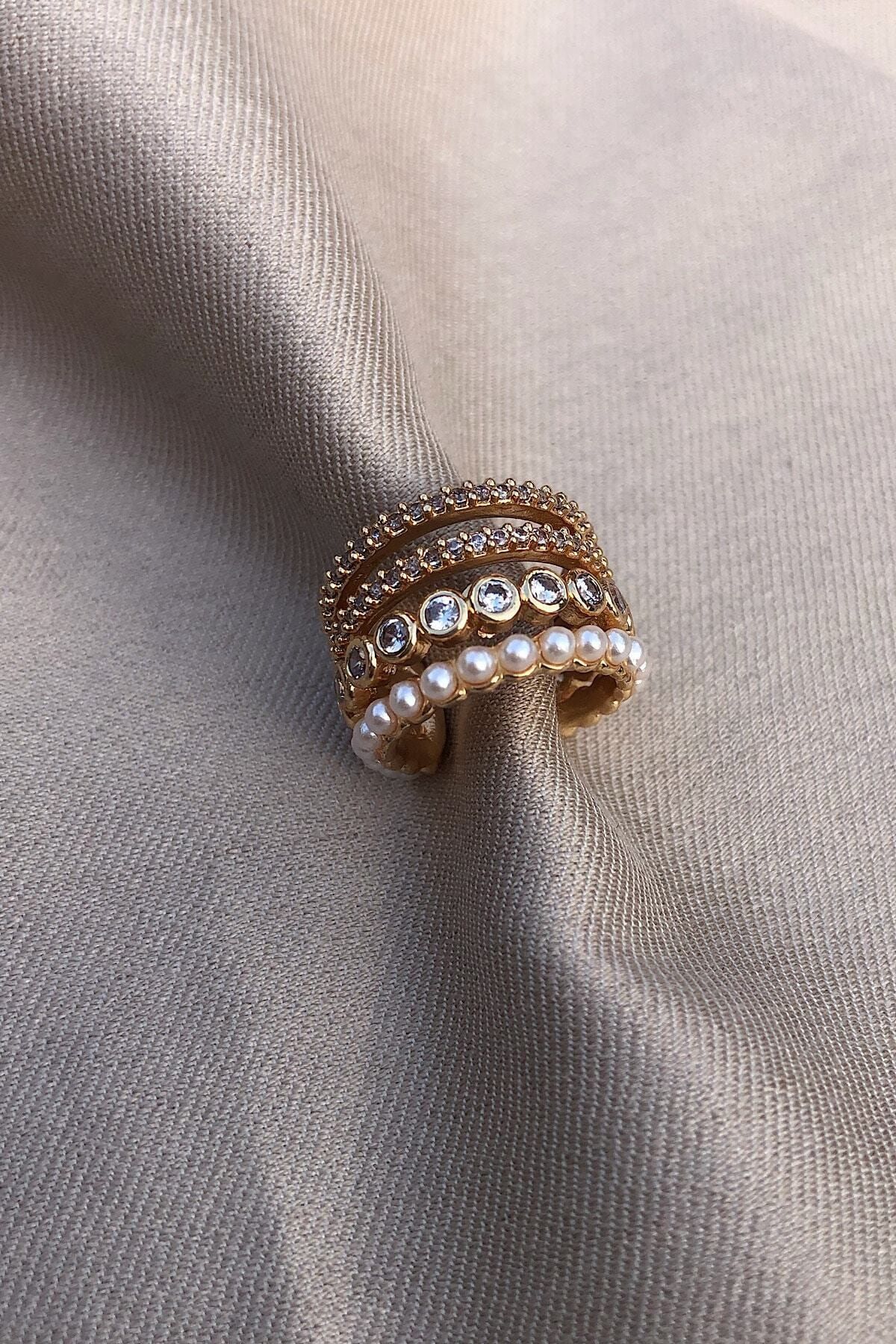 Novon Giyim & Aksesuar Inci Ve Zirkon Taş Detaylı 4 Sıra Tasarım Altın Kaplama Ear Cuff / Kıkırdak Küpesi