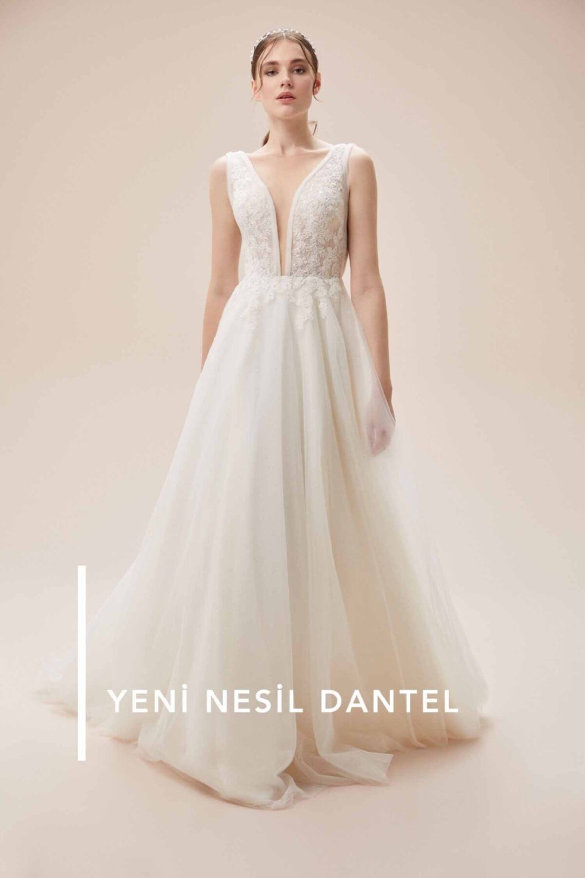 Oleg Cassini Collection Dantel Işlemeli Tül Etekli Derin V Yaka Balo Tipi Gelinlik