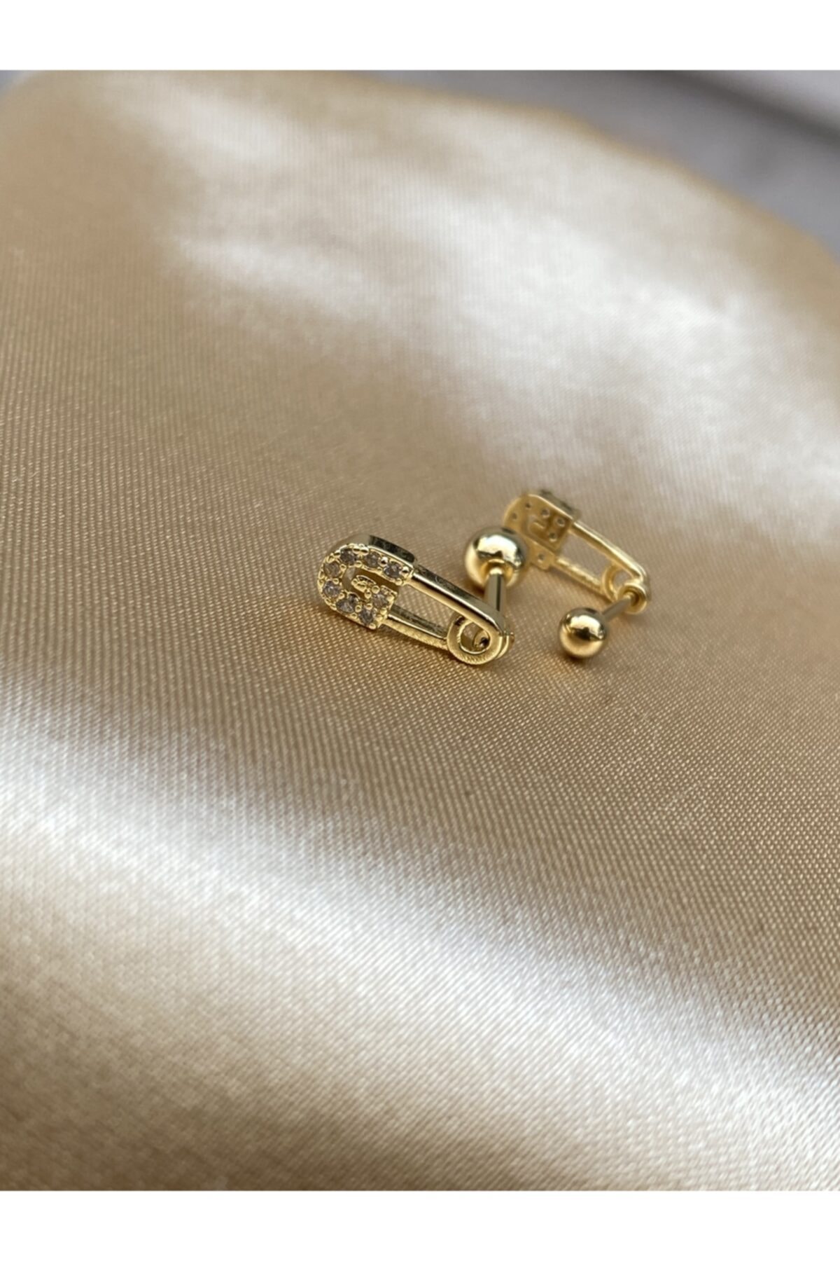 TAKIKRALI Çengelli Iğne Figürlü Gold Tragus Helix Kıkırdak Piercing