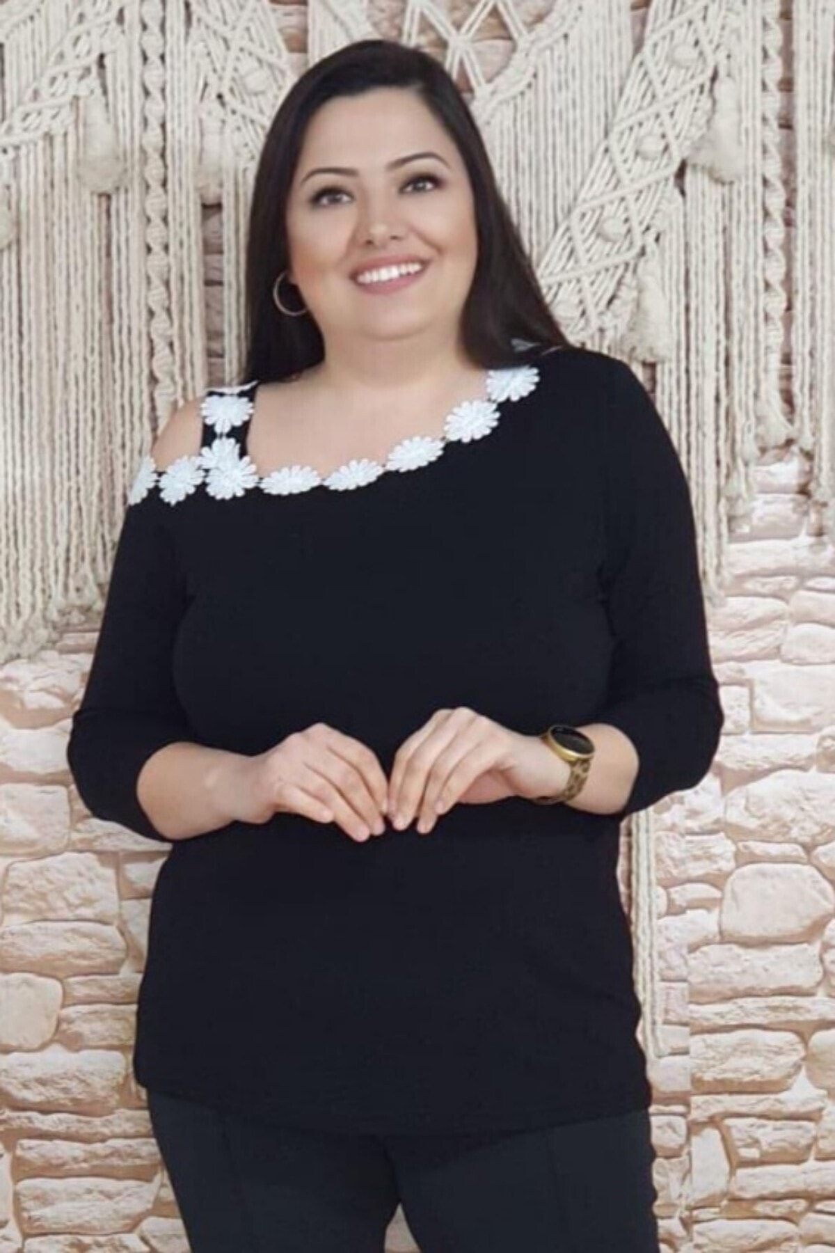 sinemisxxl Papatya Detaylı Likralı Siyah Viskon Bluz