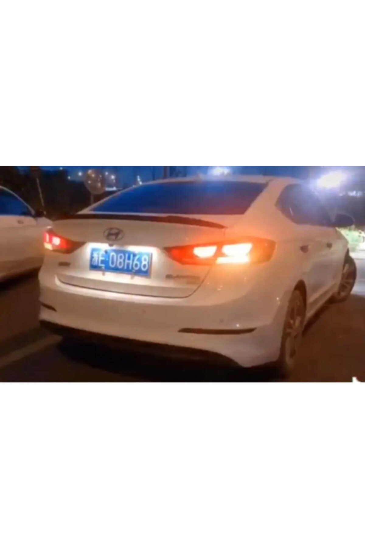 BatmanGarage Elantra 2014-18 Bagaj Üstü Işıklı Led Spoiler Piano Black Boyalı