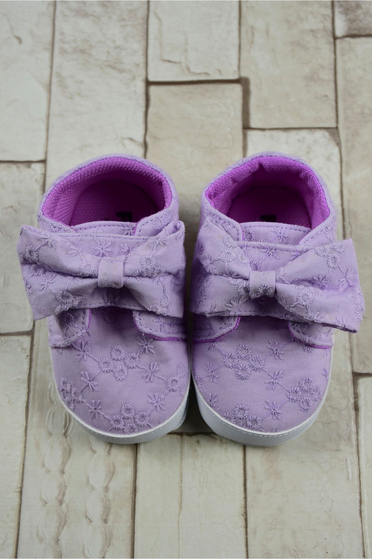 Little girl hotsell velcro shoes
