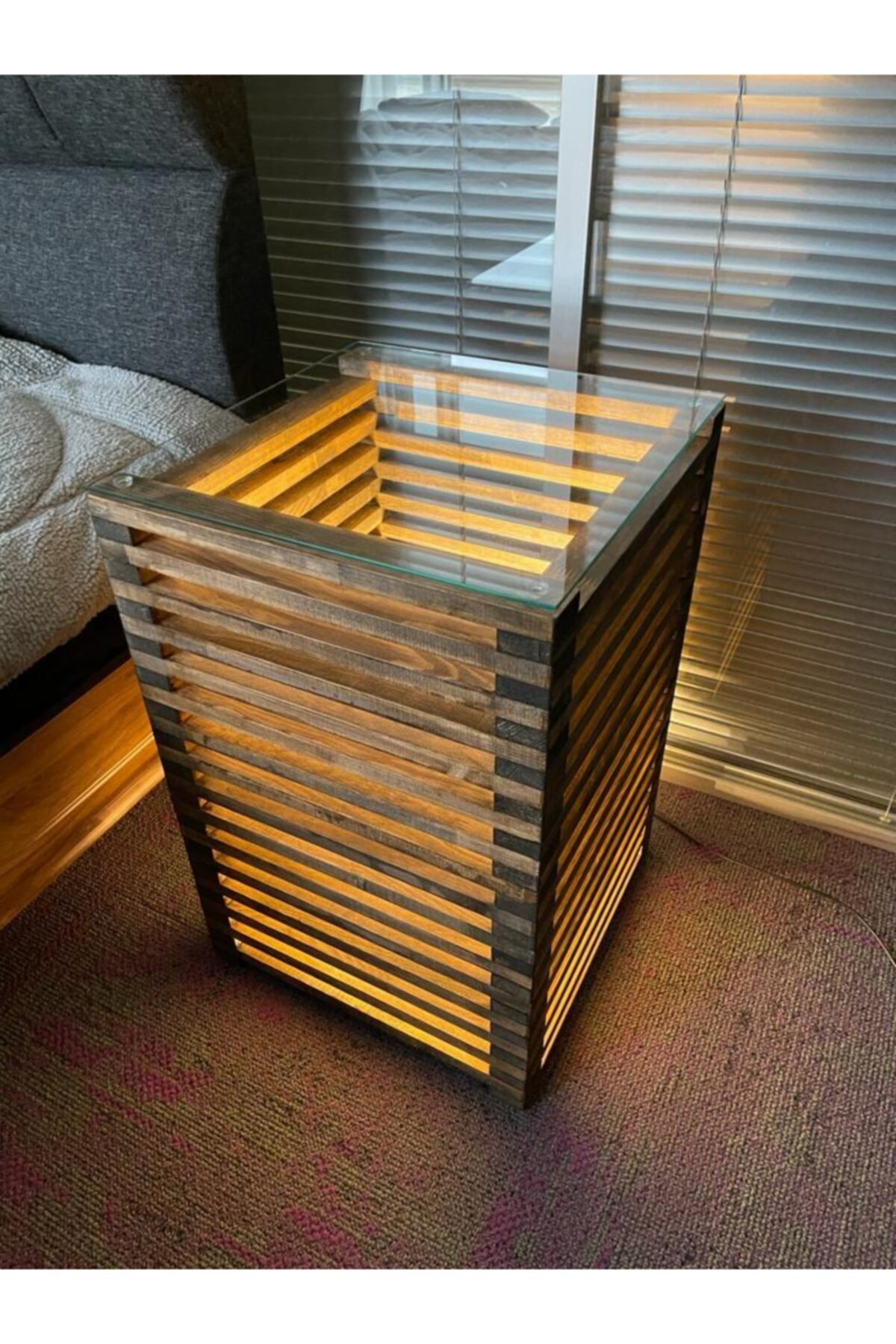Pronto Reklam Ceviz Rengi Masif Ahşap Camlı ve Led Işıklı Yan Sehpa 40x40x60 cm